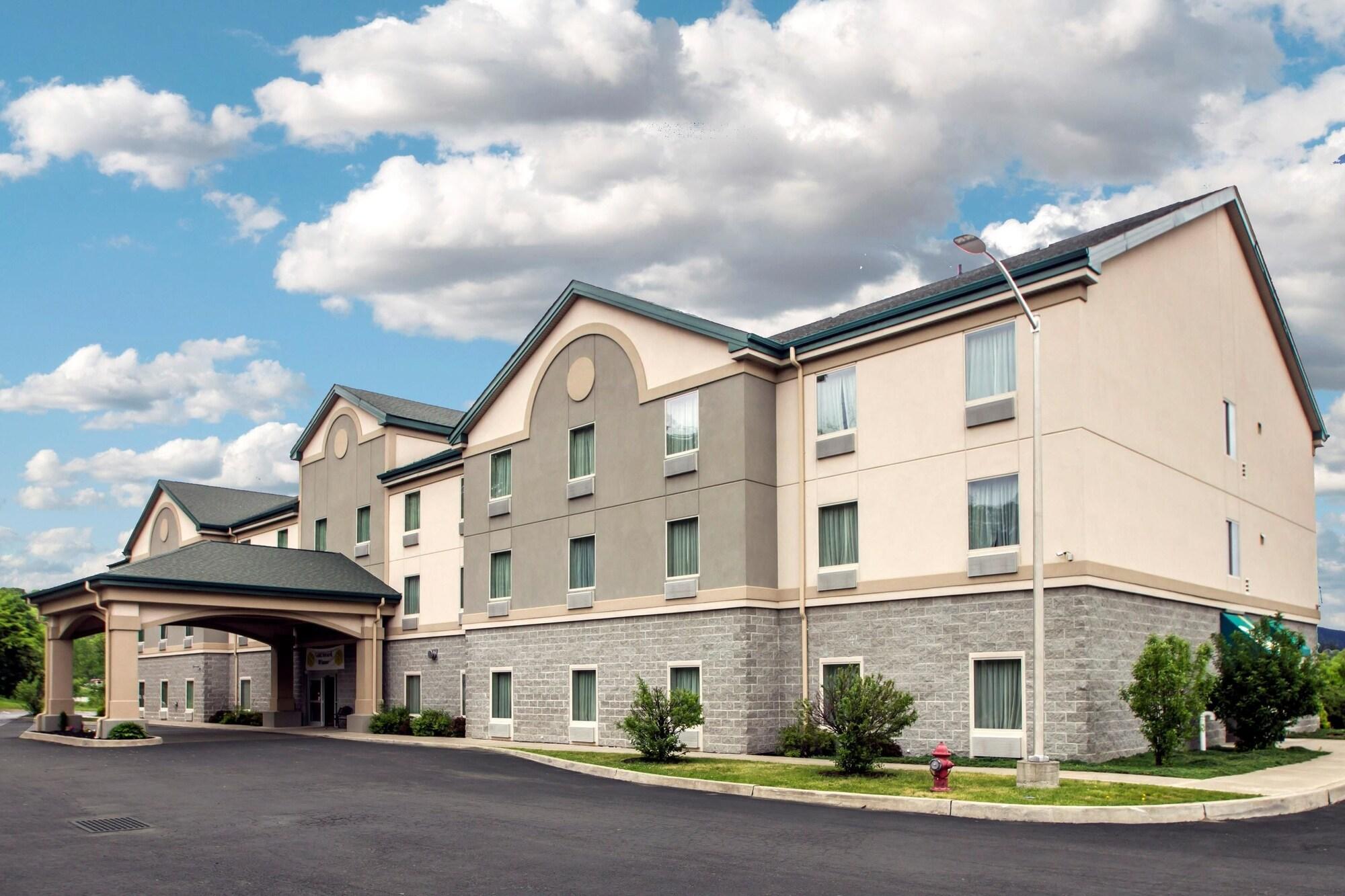 Vista Exterior Quality Inn & Suites Fishkill South near I-84