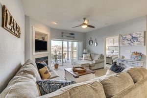 Alquiler Vacacional - Lake Ozark Condo w/ Water Views & Pool Access!