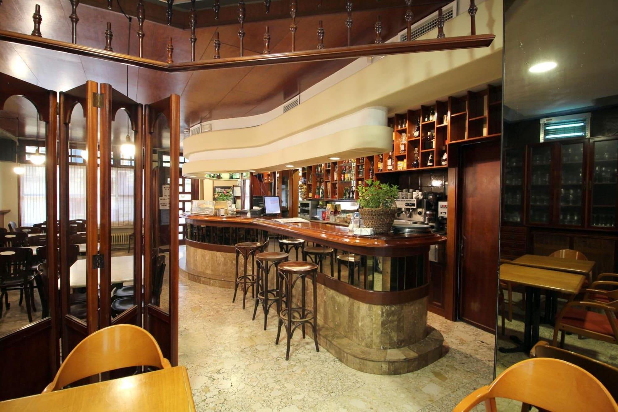 Bar/Salón Cabeza