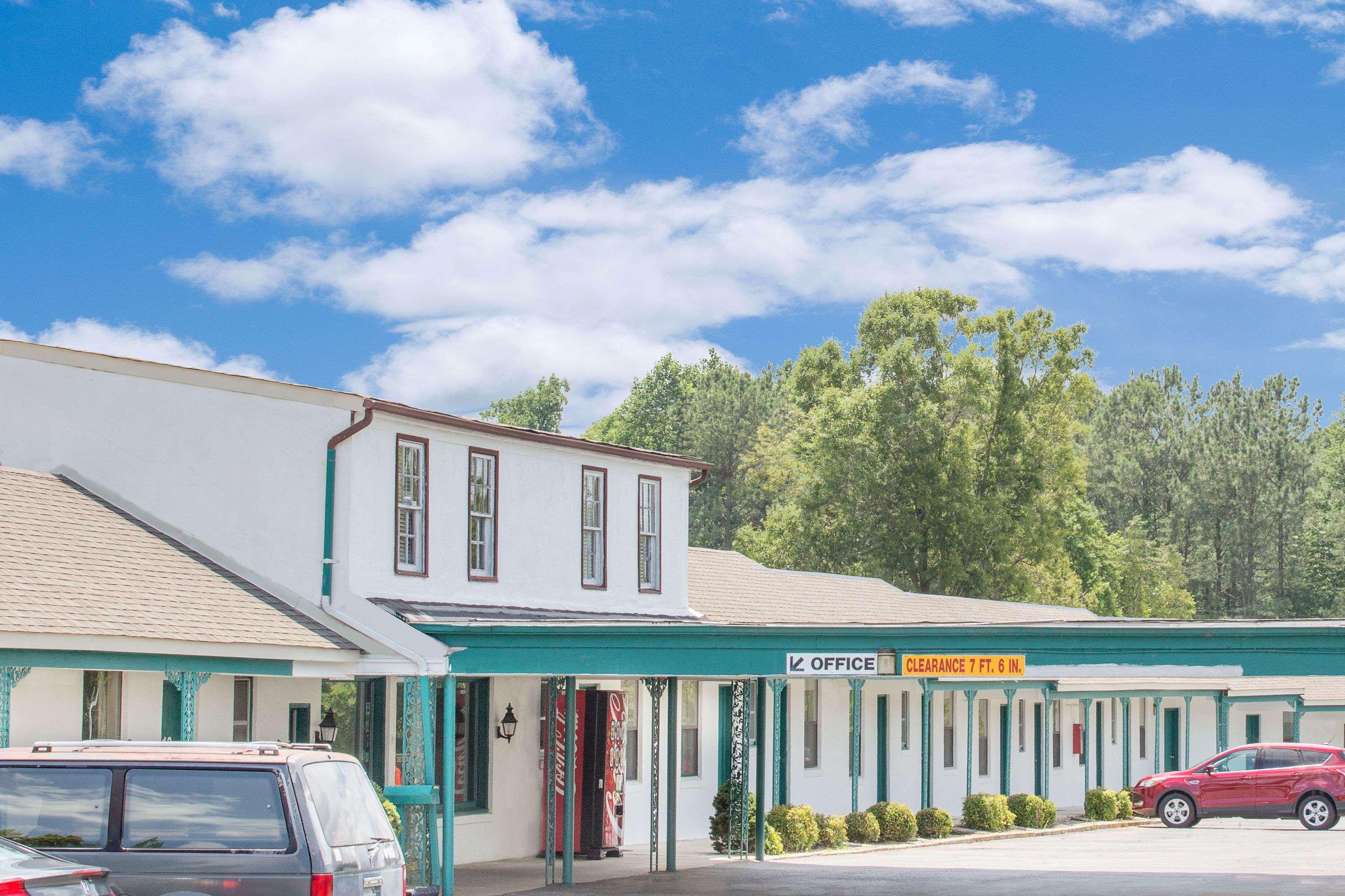 Vista Exterior Knights Inn Emporia