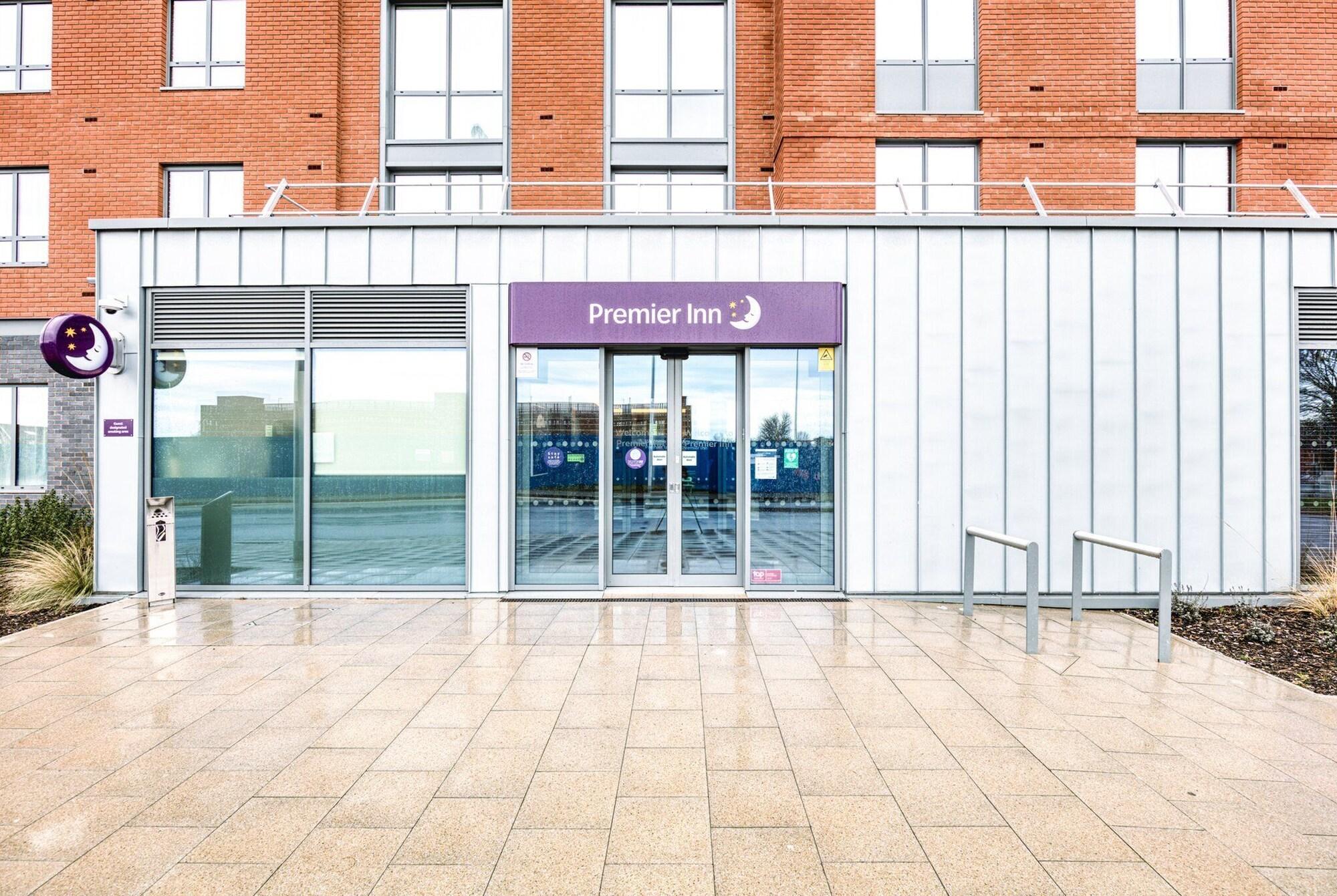 Vista Exterior Premier Inn Wokingham Town Centre