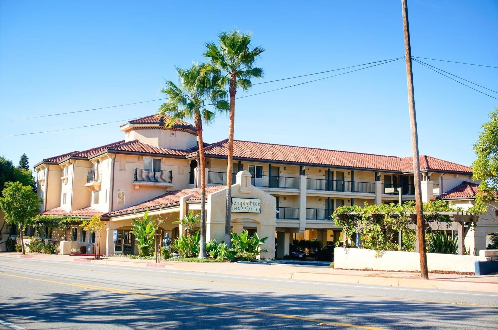 Vista Exterior Lamplighter Inn & Suites