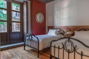 2BR historical suite w/ BALCONIES TO THE CATHEDRAL. Great for families