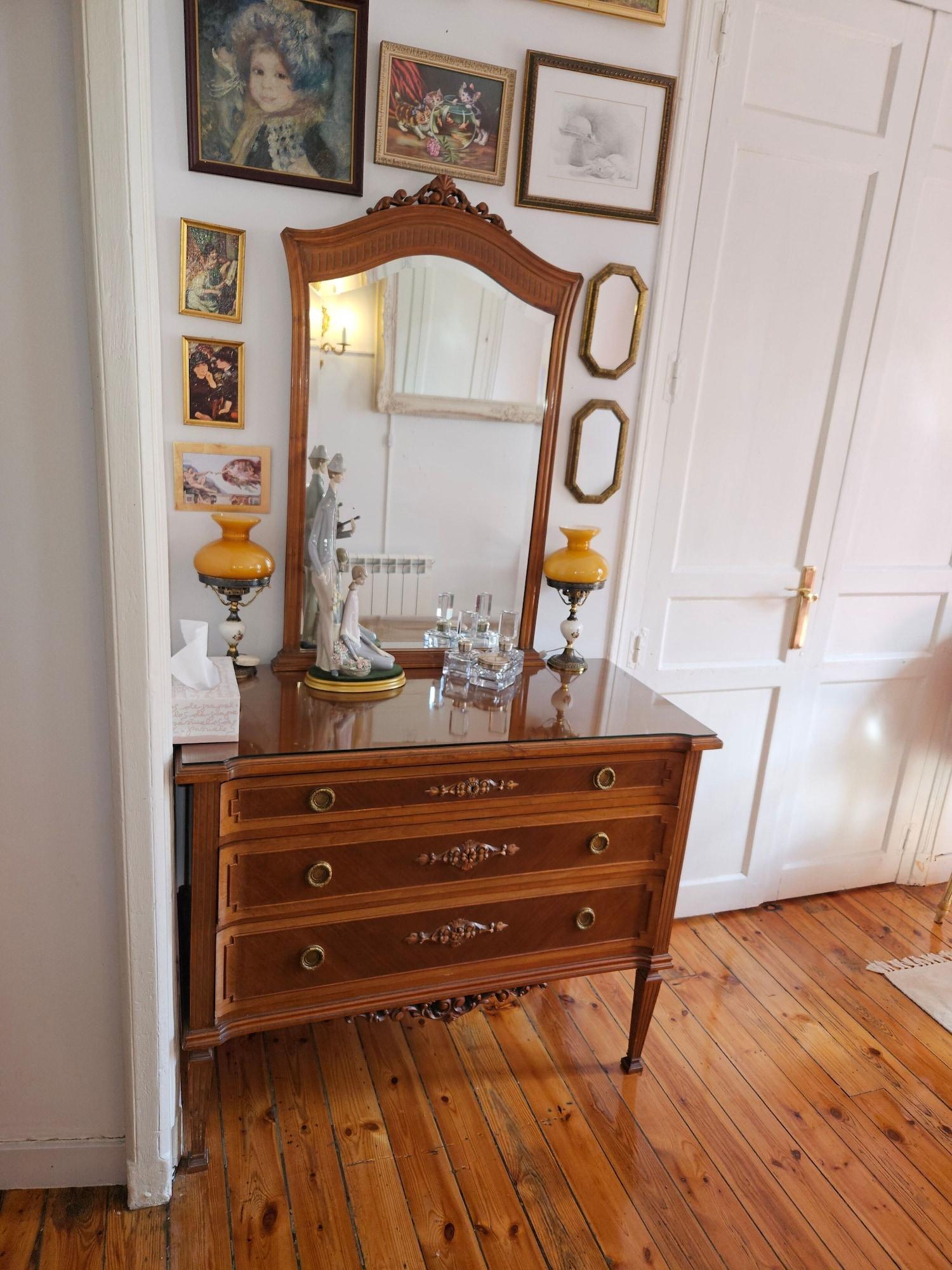 Varios Room in Apartment - Beautiful and Large Room in The City Centre