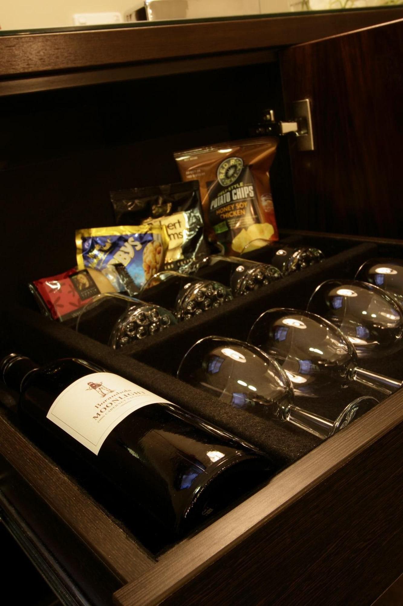 Restaurant Carlyle Suites & Apartments