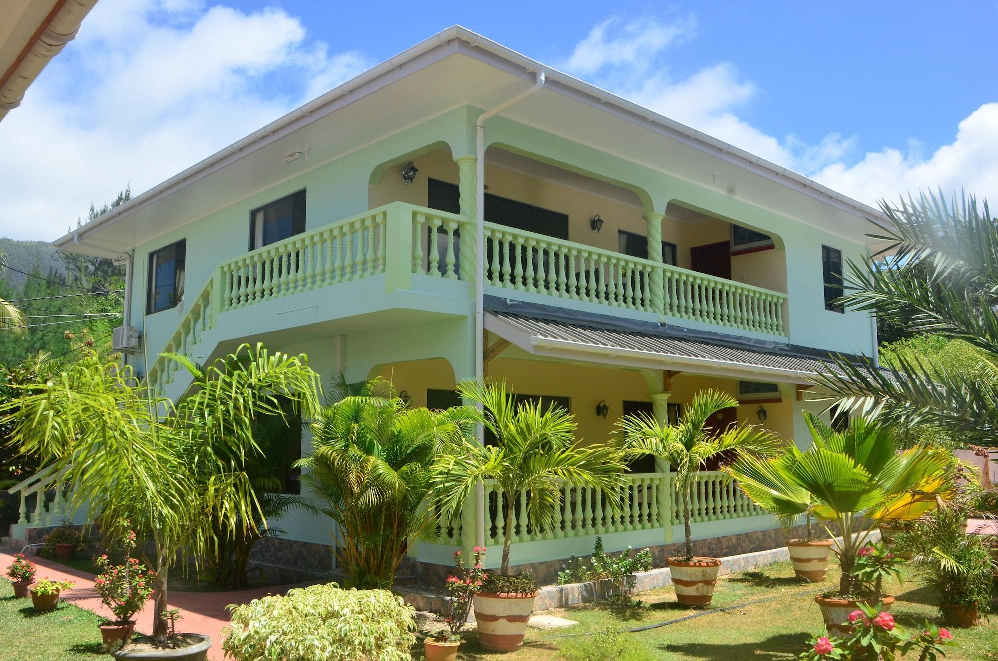 Vista Exterior Green Palm Self Catering and Chalets