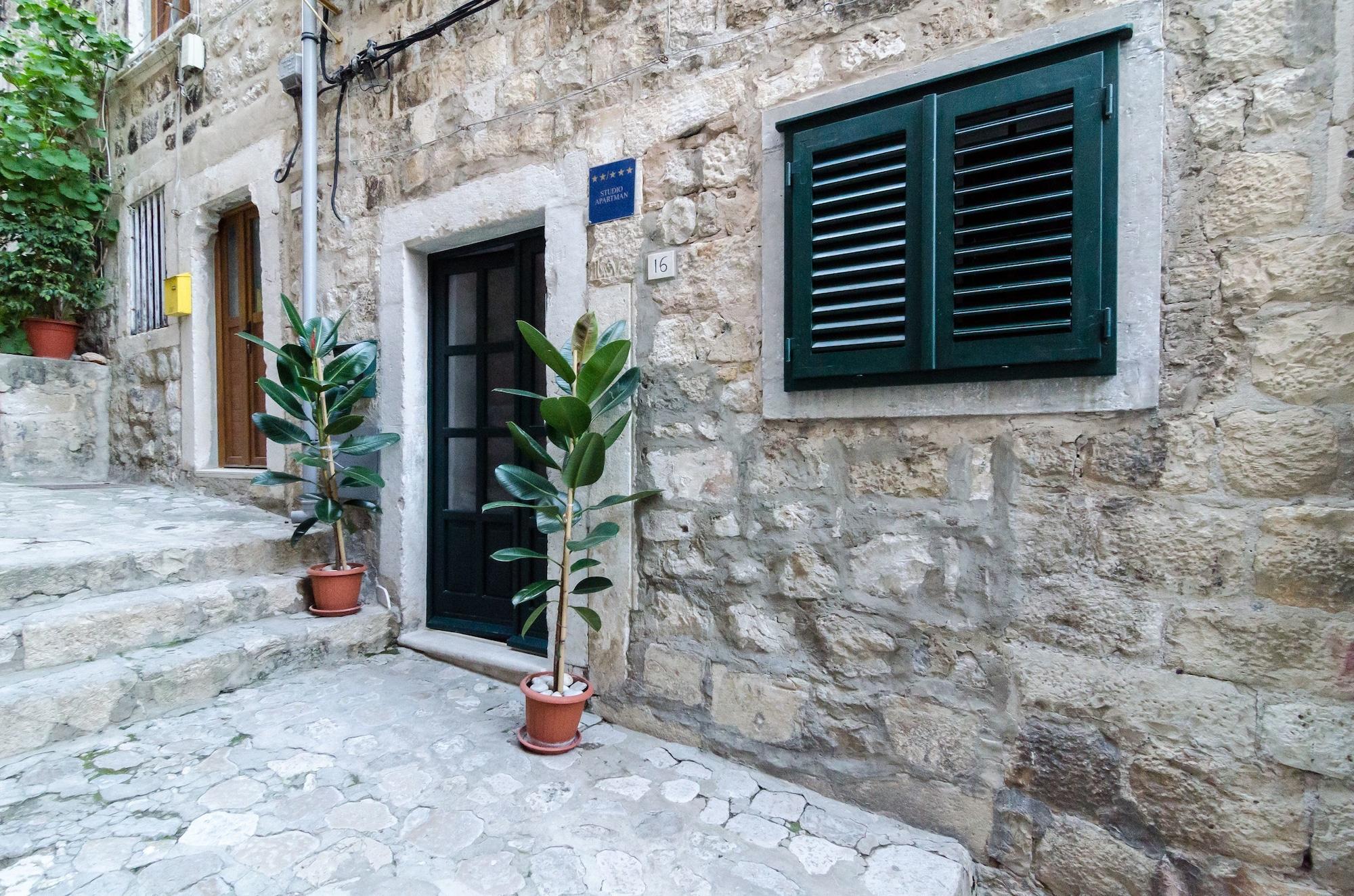 Vista Exterior Apartments Raic