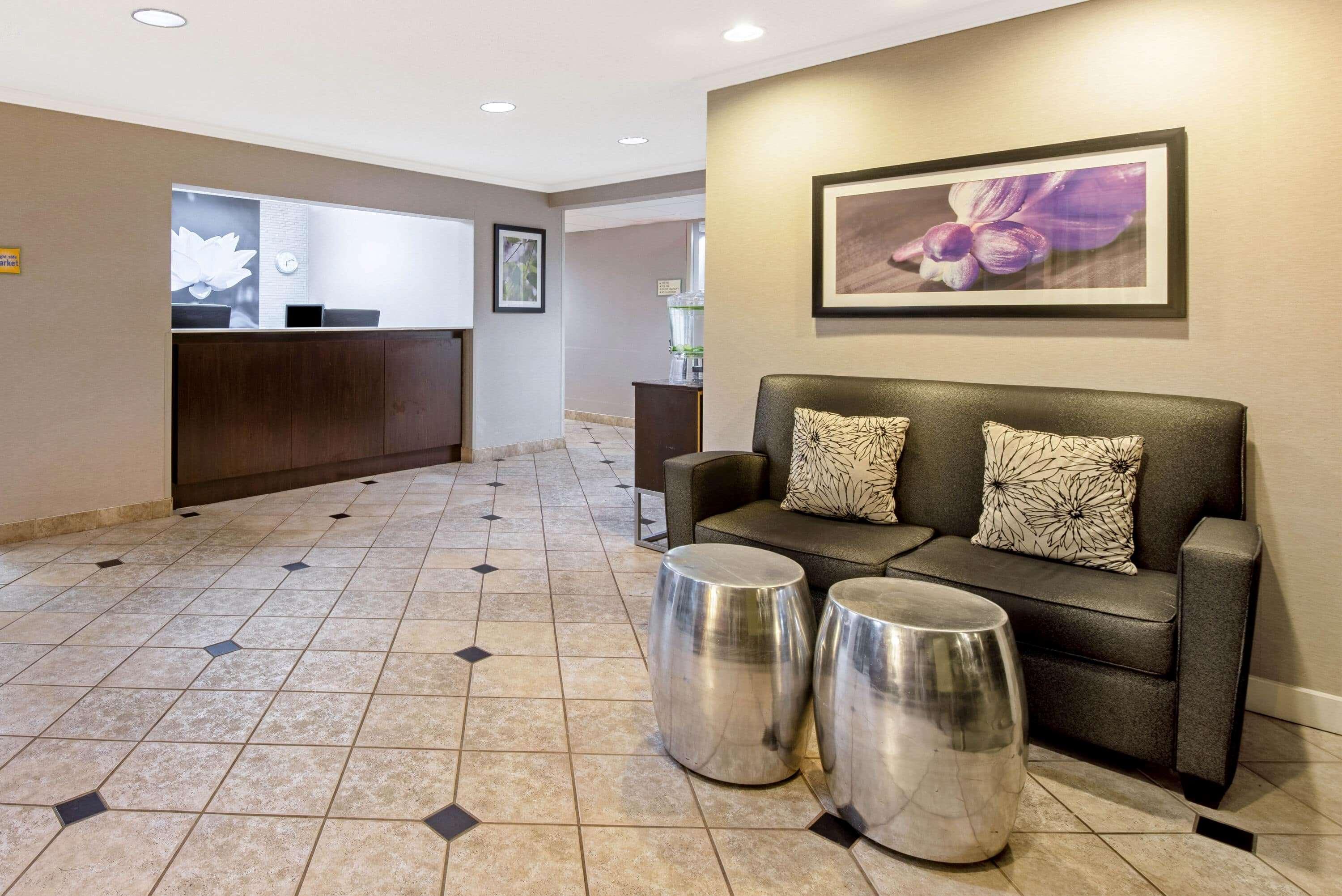 Vista Lobby La Quinta Inn & Suites by Wyndham Harrisburg Airport Hershey