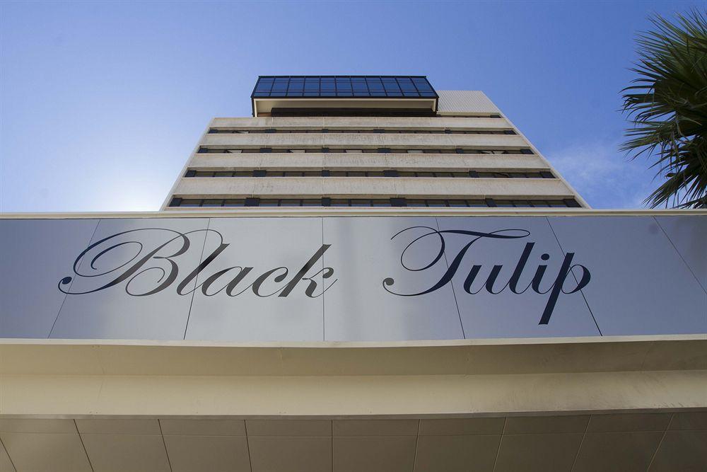 Vista da fachada Black Tulip