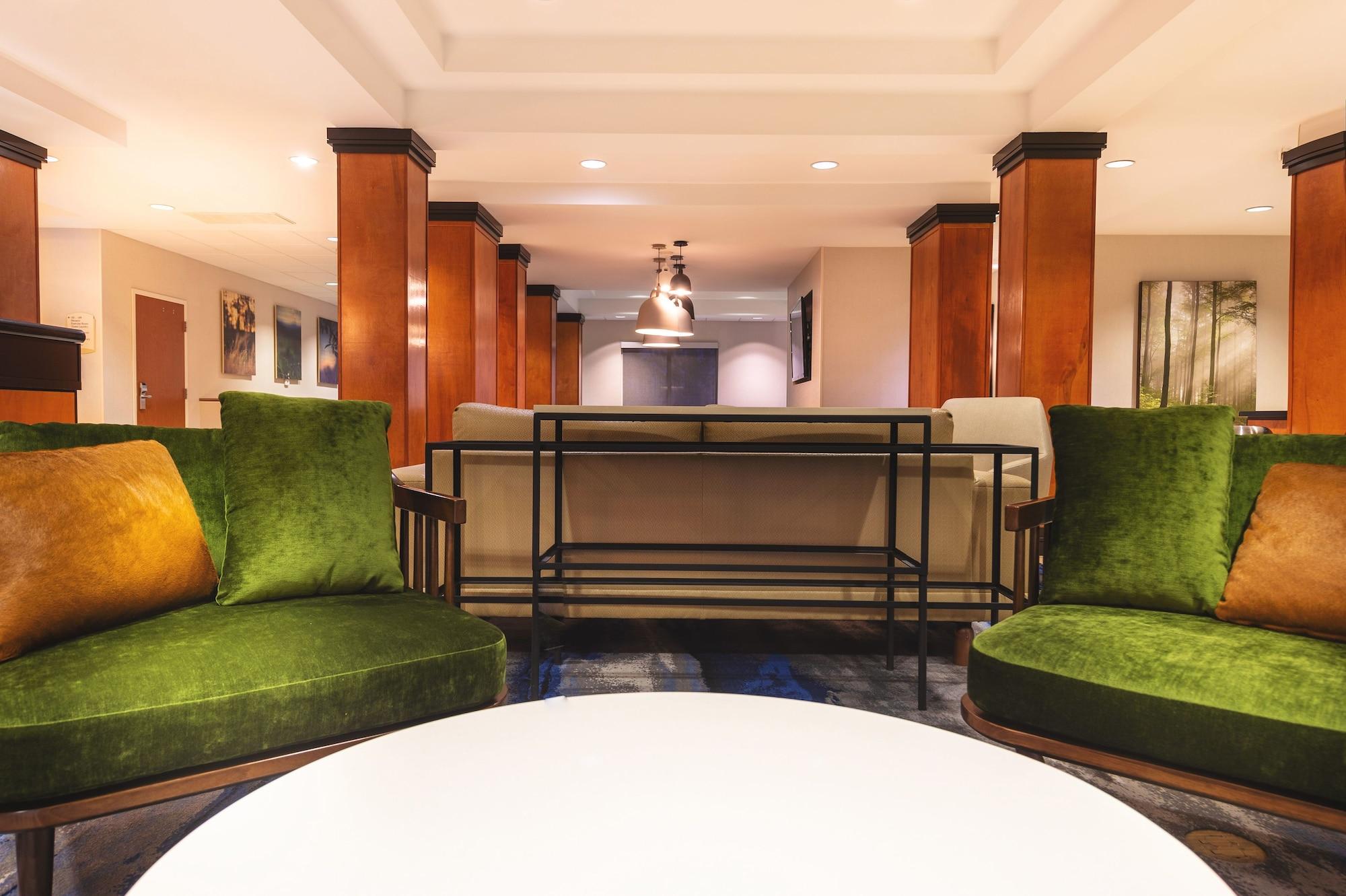 Vista Lobby Fairfield Inn & Suites by Marriott Redding