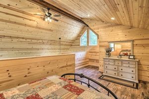 Alquiler Vacacional - Cozy Homestead Cabin at Base of Columbia Mountain!