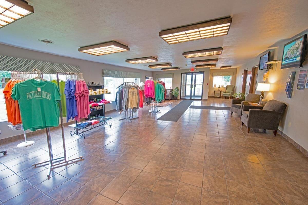 Vista Lobby Boarders Inn & Suites by Cobblestone Hotels - Munising