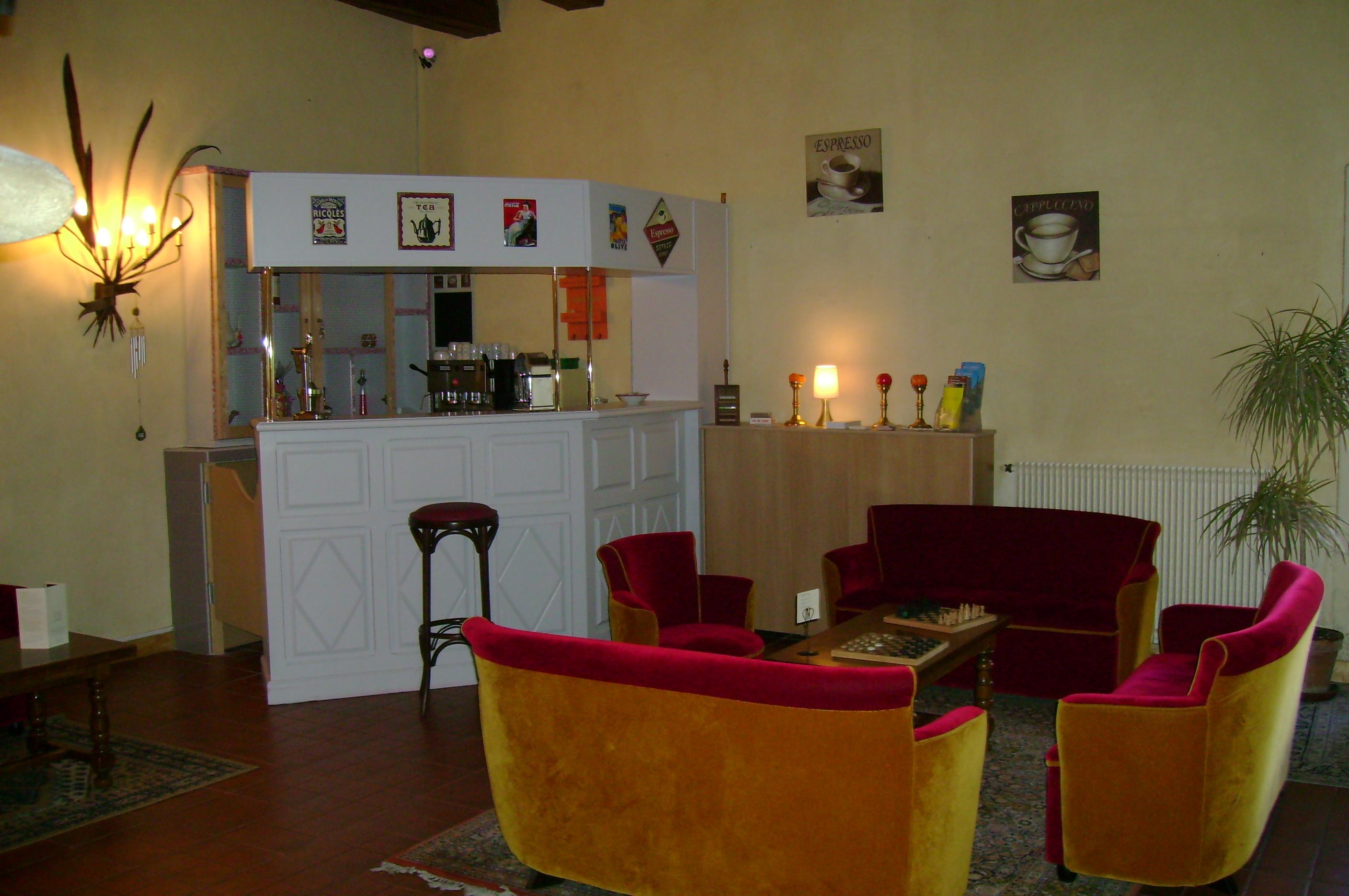 Bar/Salón Auberge de Tavel
