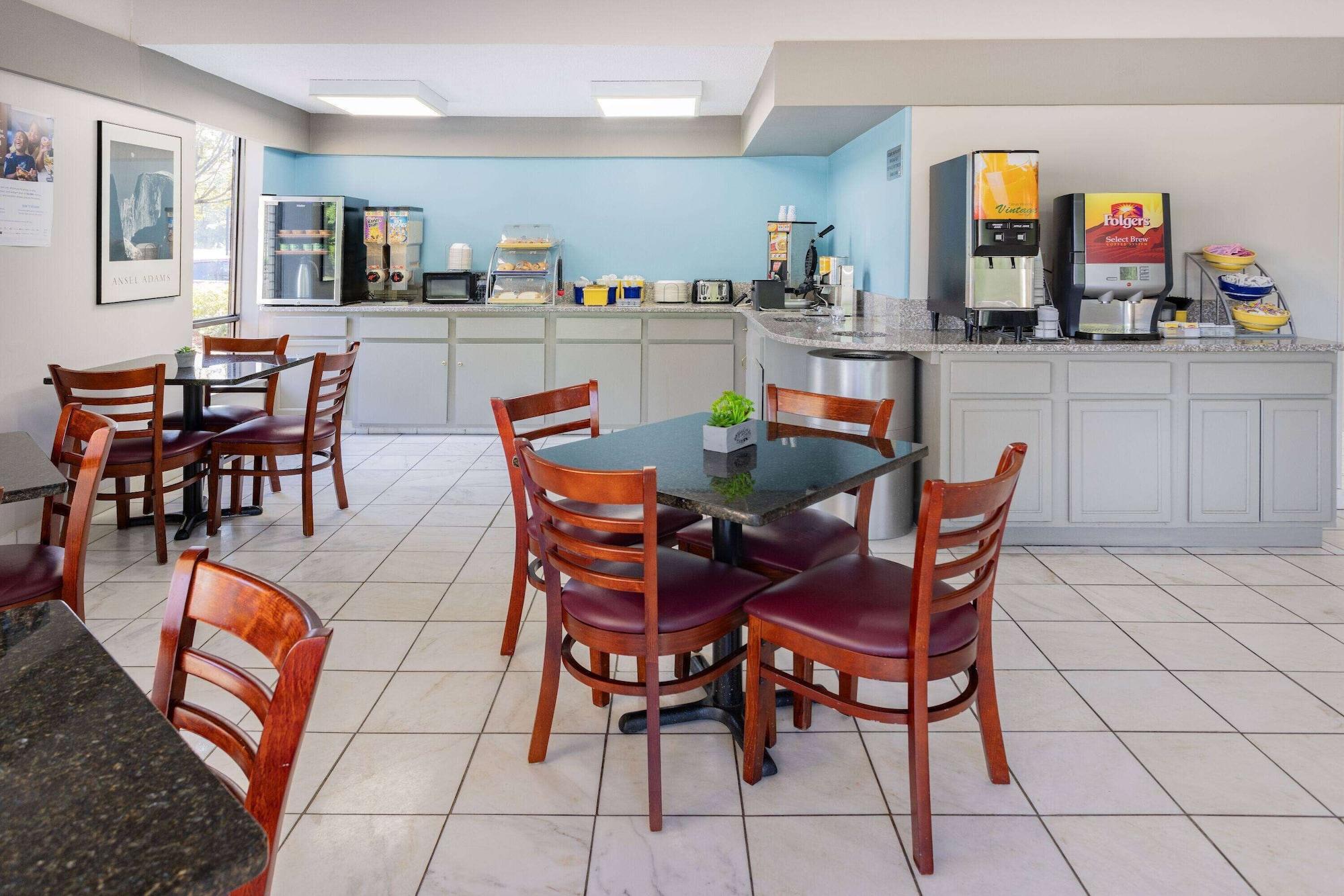 Restaurant Days Inn by Wyndham Spartanburg Waccamaw