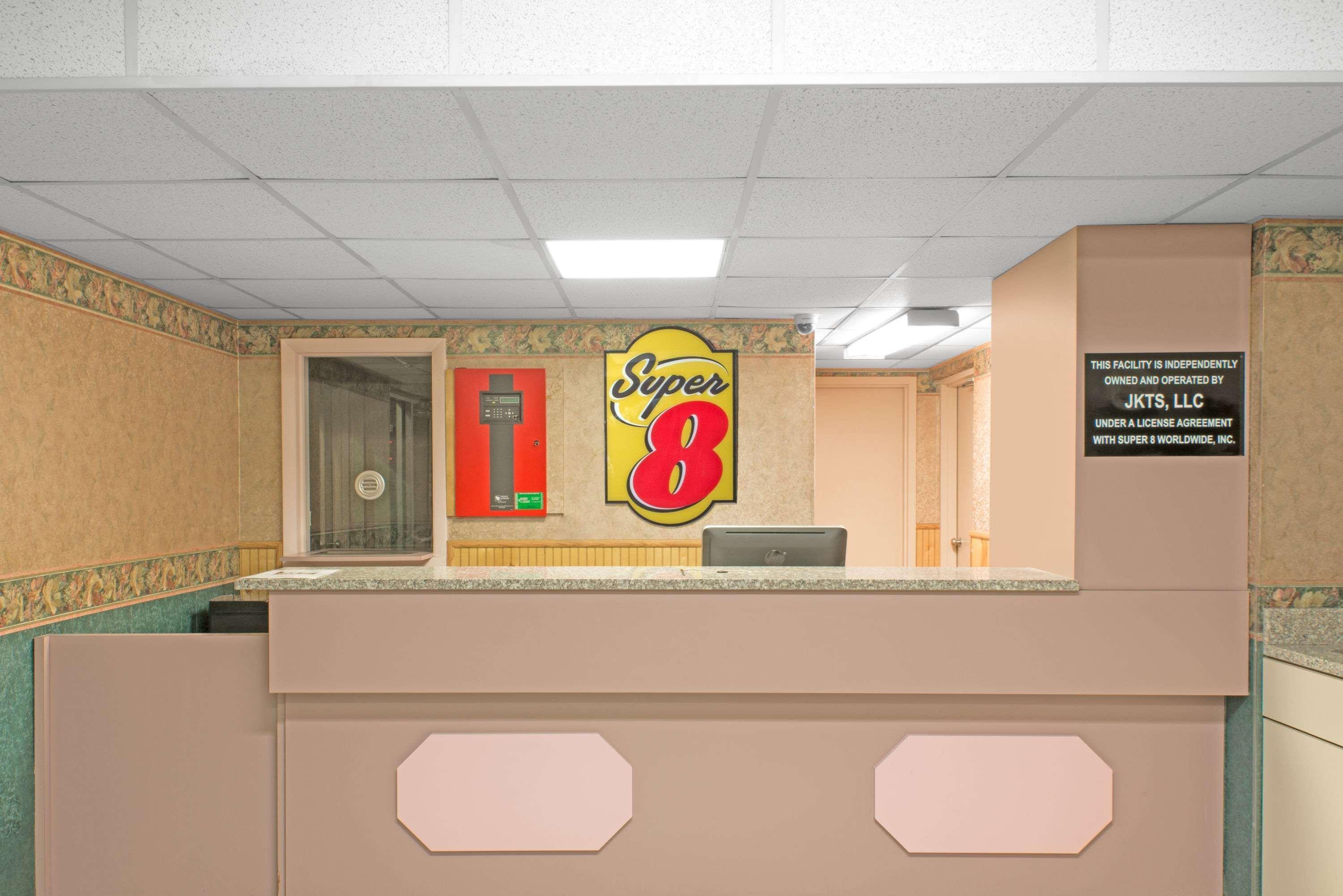 Vista Lobby Super 8 by Wyndham Wapakoneta