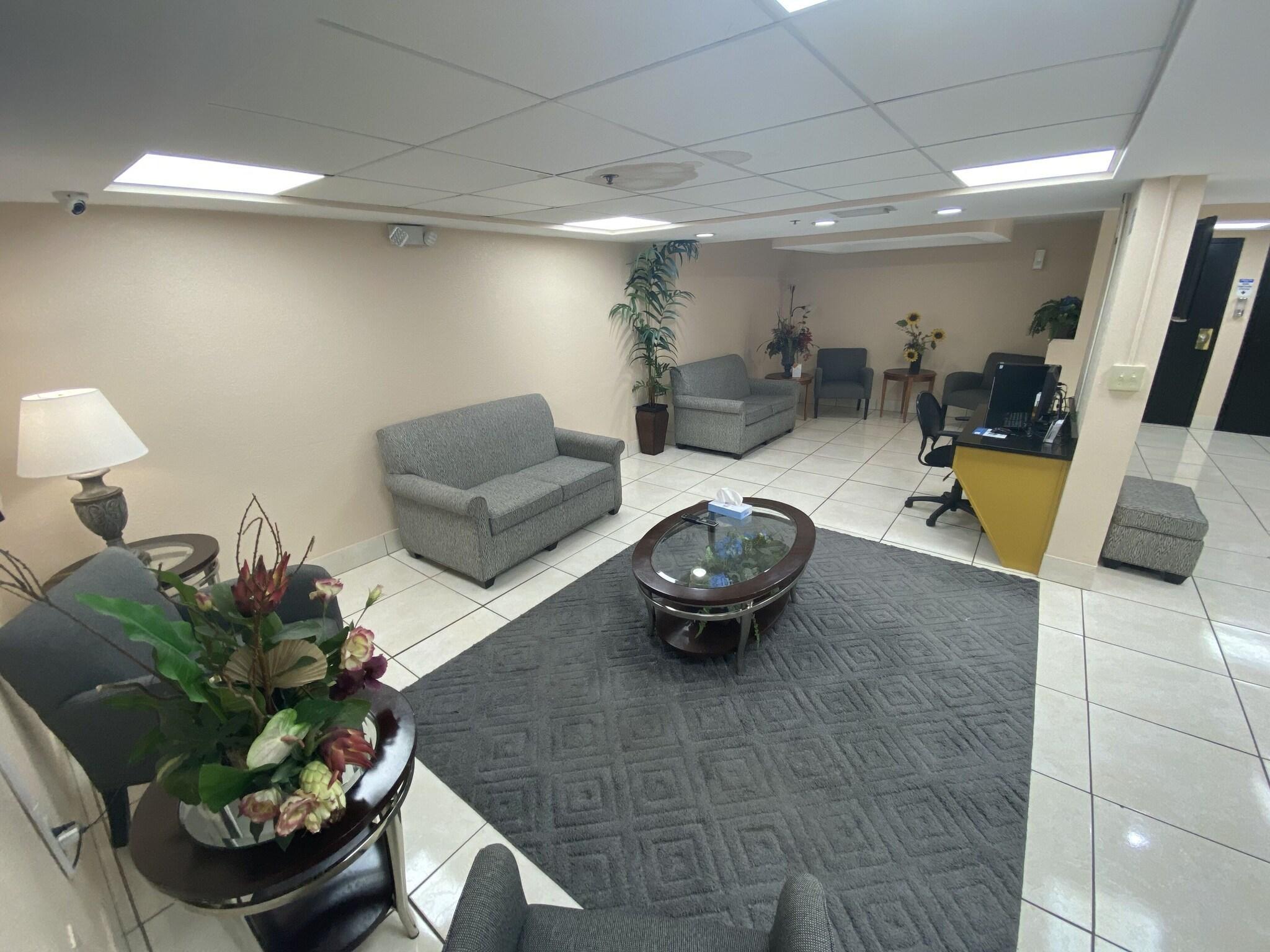 Vista Lobby Quality Inn & Suites Orlando Airport