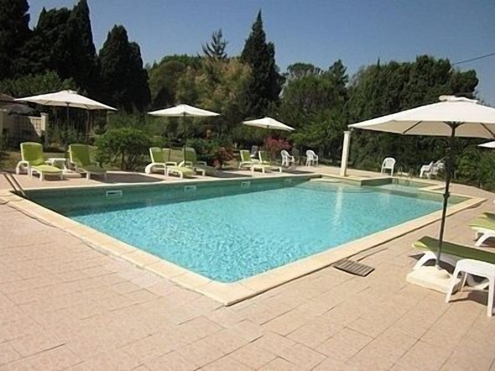 Vista Piscina Le Mas de la Roseraie