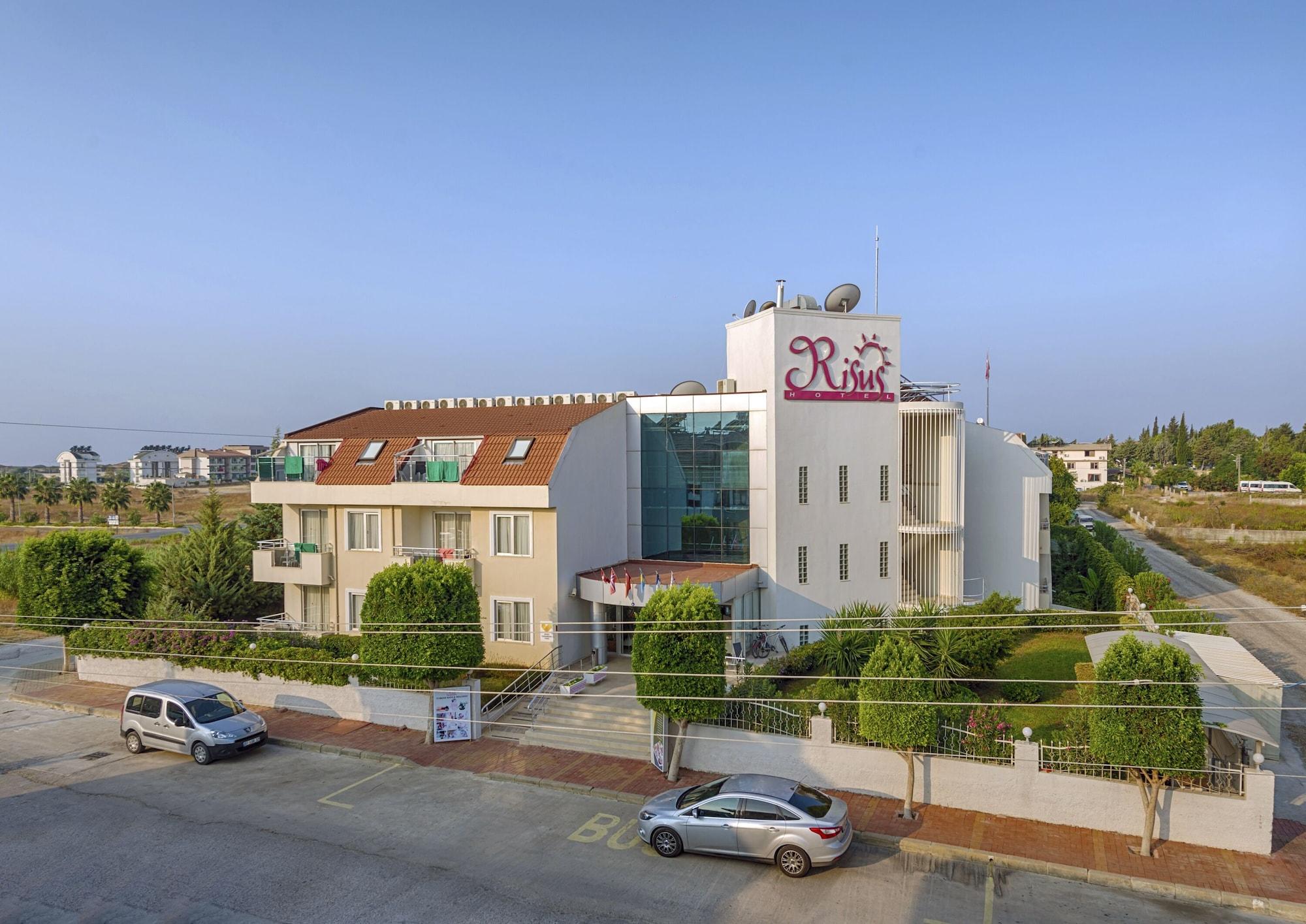 Vista Exterior Risus Hotel Side