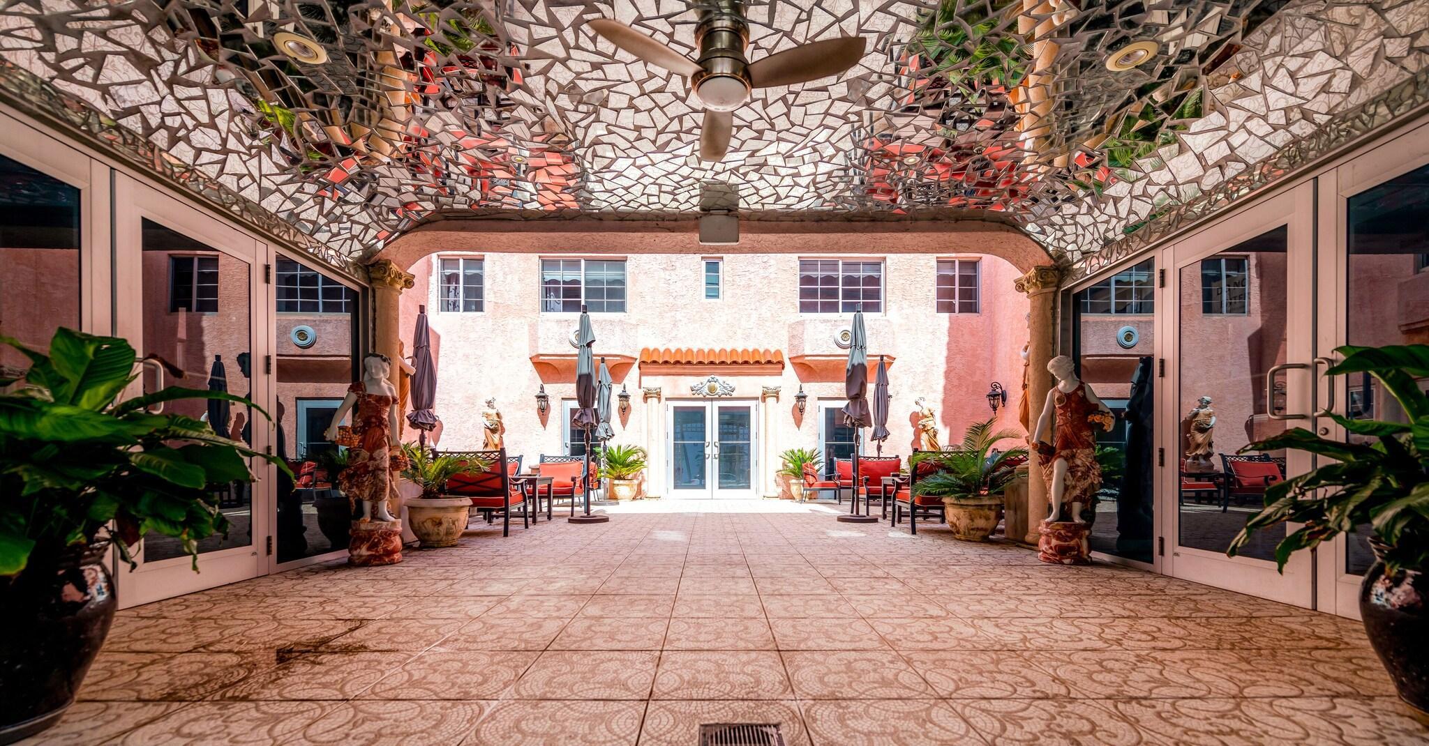 Restaurant Secret Garden Miami Beach