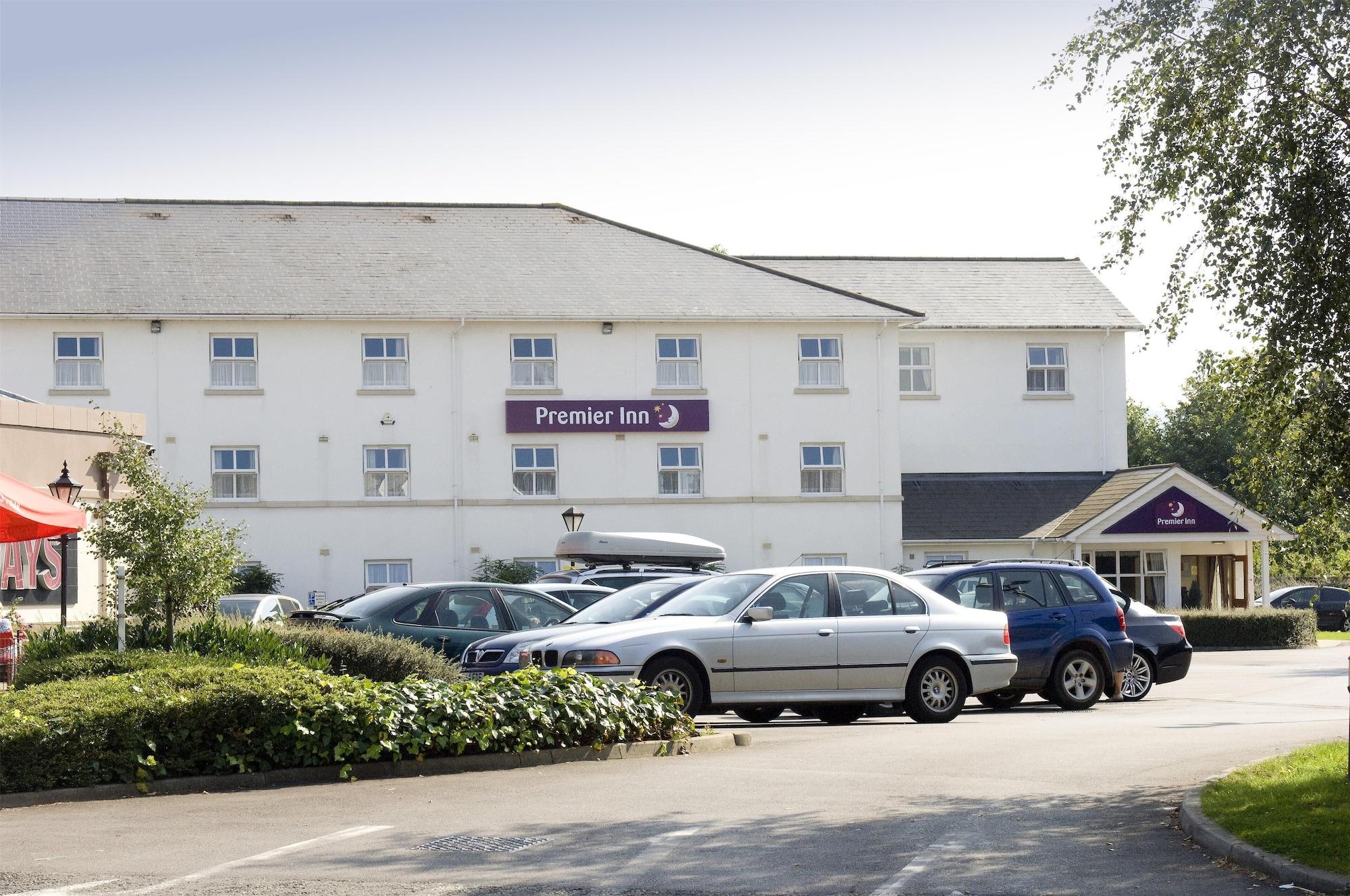 Vista Exterior Premier Inn Cheltenham Central - West/A40