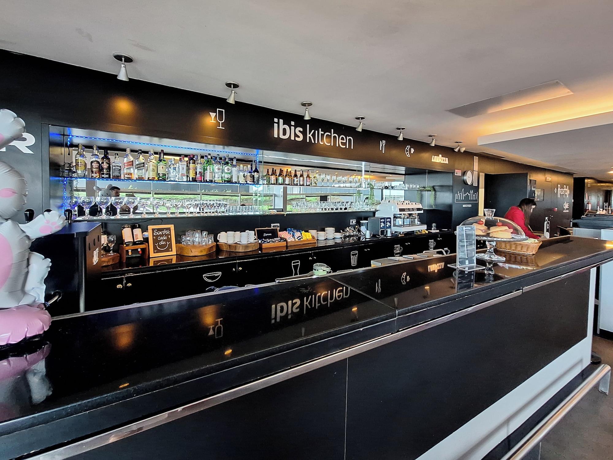 Bar/Salón Hotel ibis Montevideo Rambla