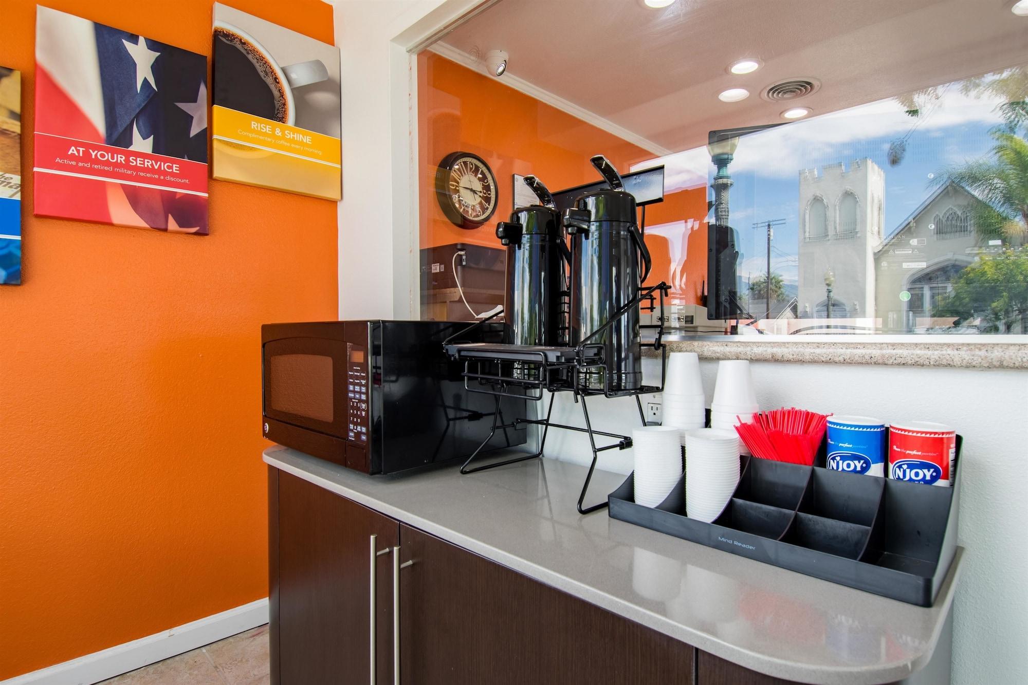 Bar/Salón Motel 6 San Bernardino, CA - Downtown