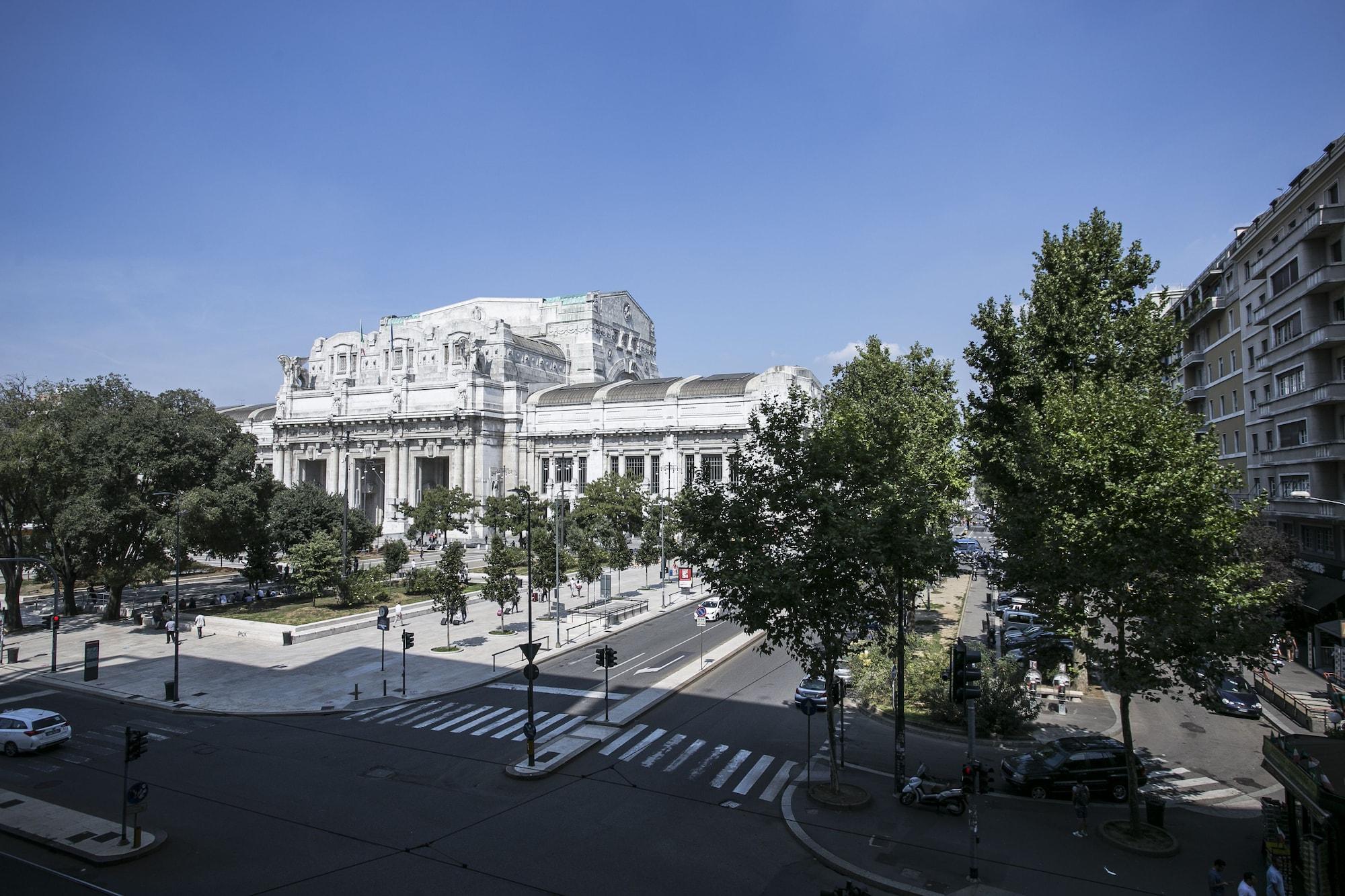 Vista Exterior AV Hotel Milano