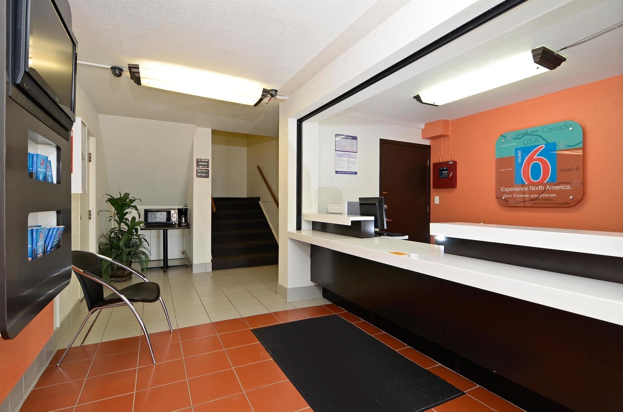 Vista Lobby Motel 6 Southhaven Ks