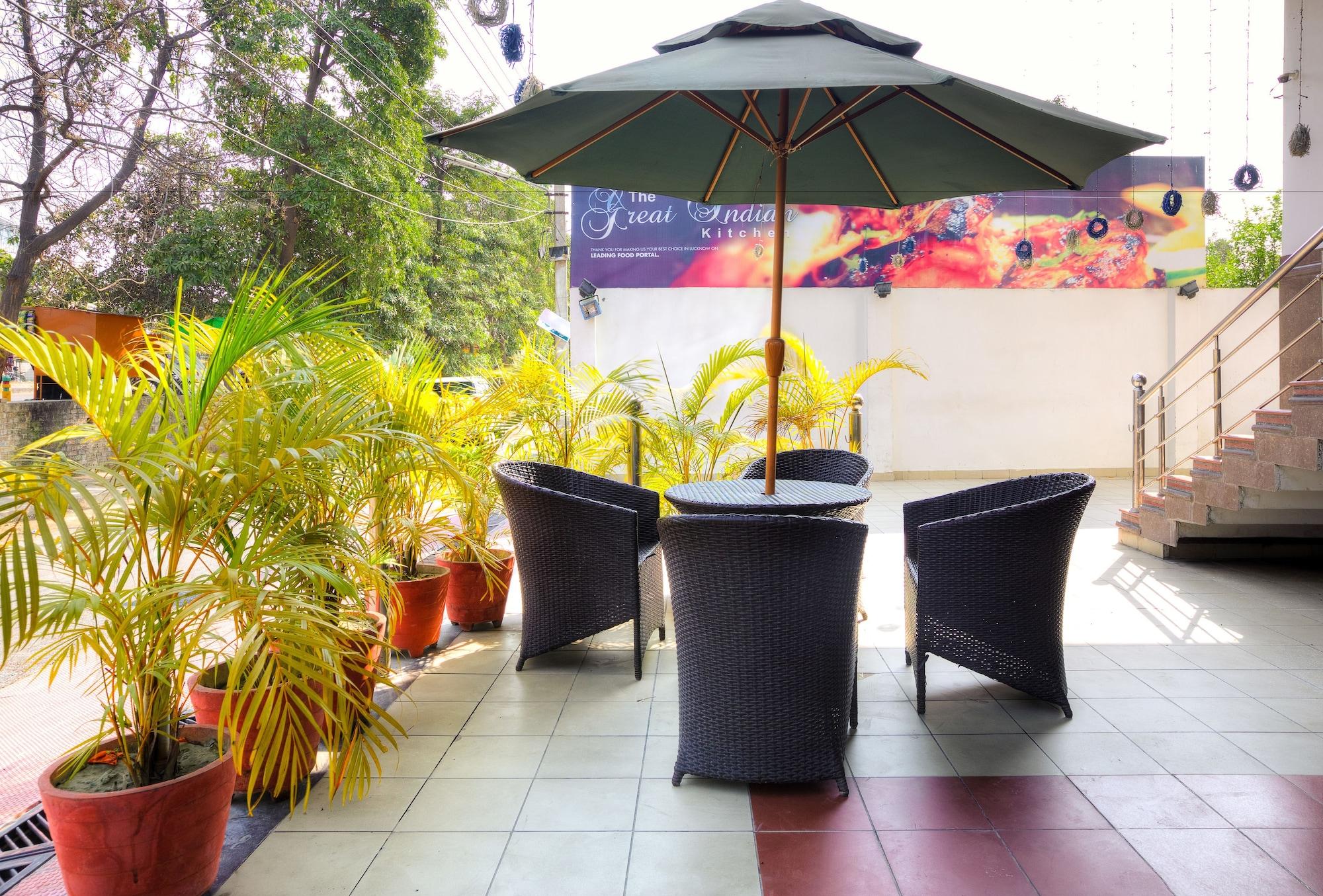 Restaurant Treebo Shivam Inn Near Singapore Mall
