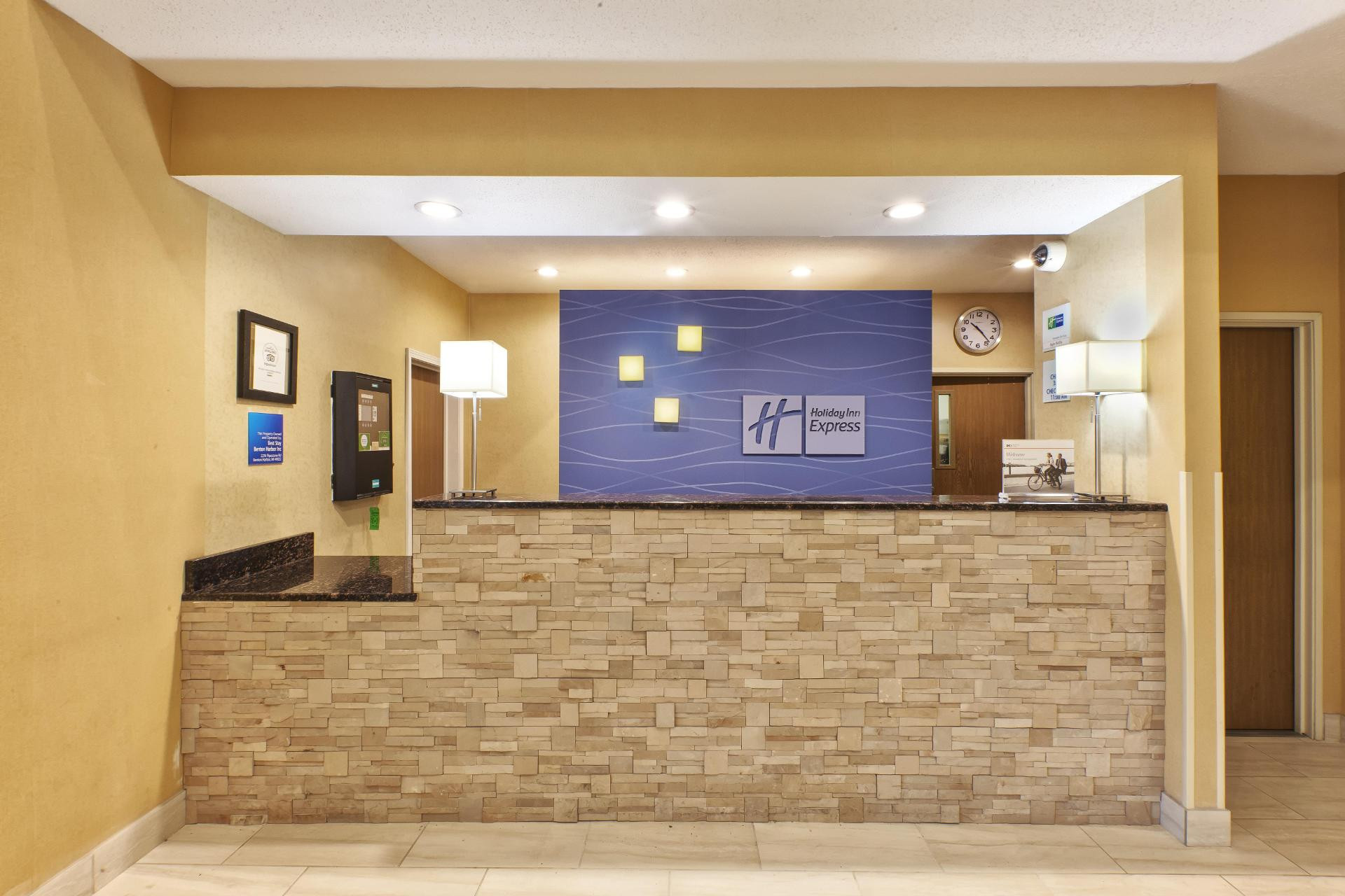 Vista Lobby Country Inn & Suites by Radisson, Benton Harbor