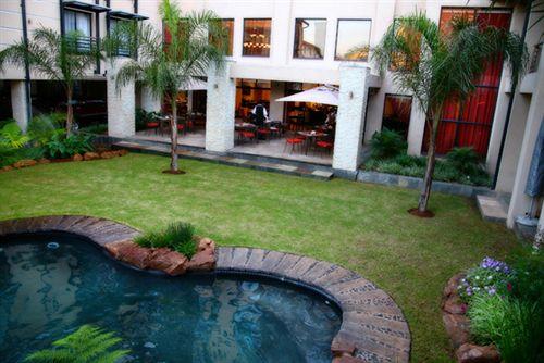 Vista da piscina Premier Hotel Pretoria