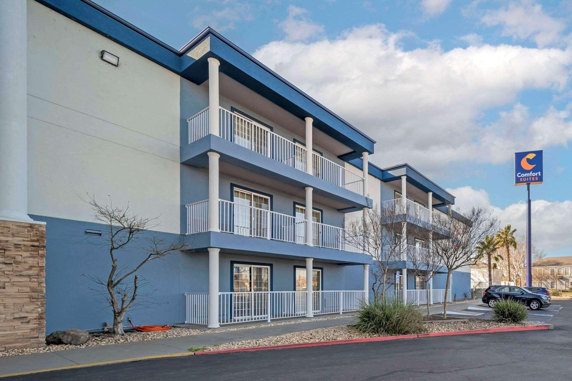 Vista Exterior Comfort Suites Red Bluff near I-5