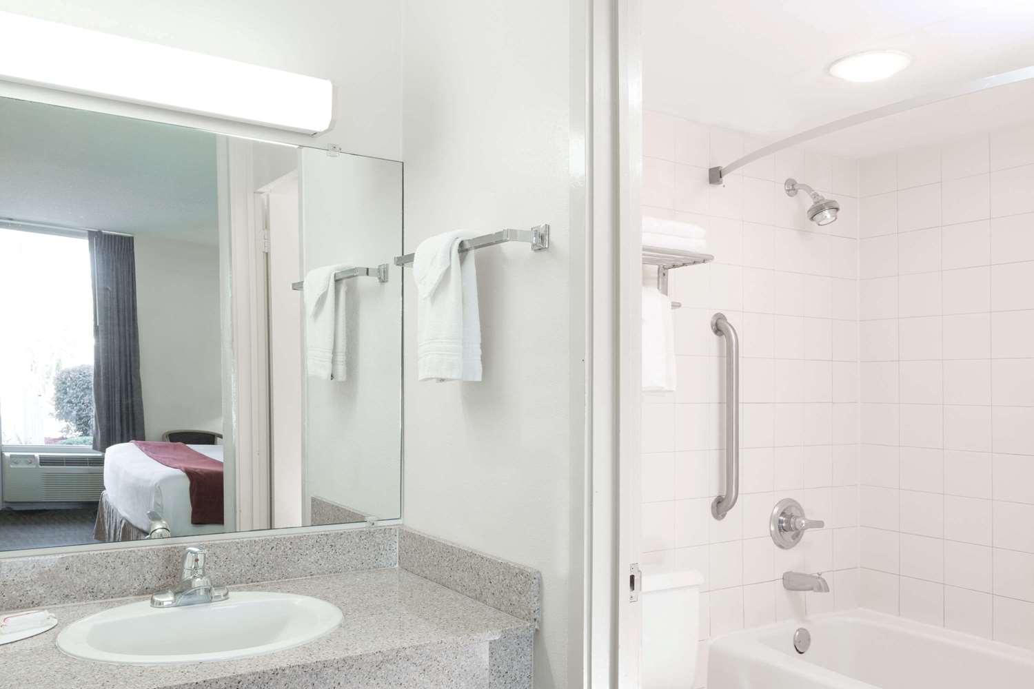 Equipamiento de Habitación Days Inn by Wyndham Adel I-75