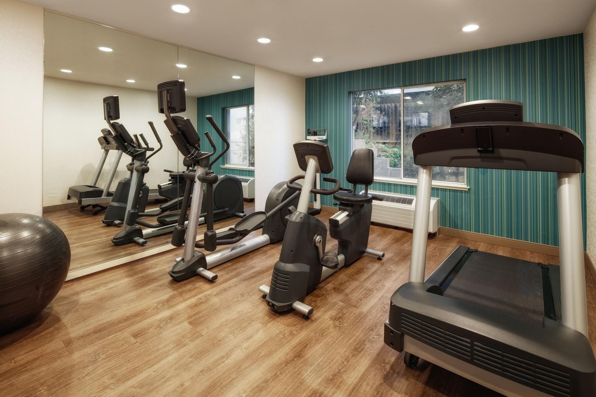 Gimnasio Holiday Inn Express Suites Belmont by IHG