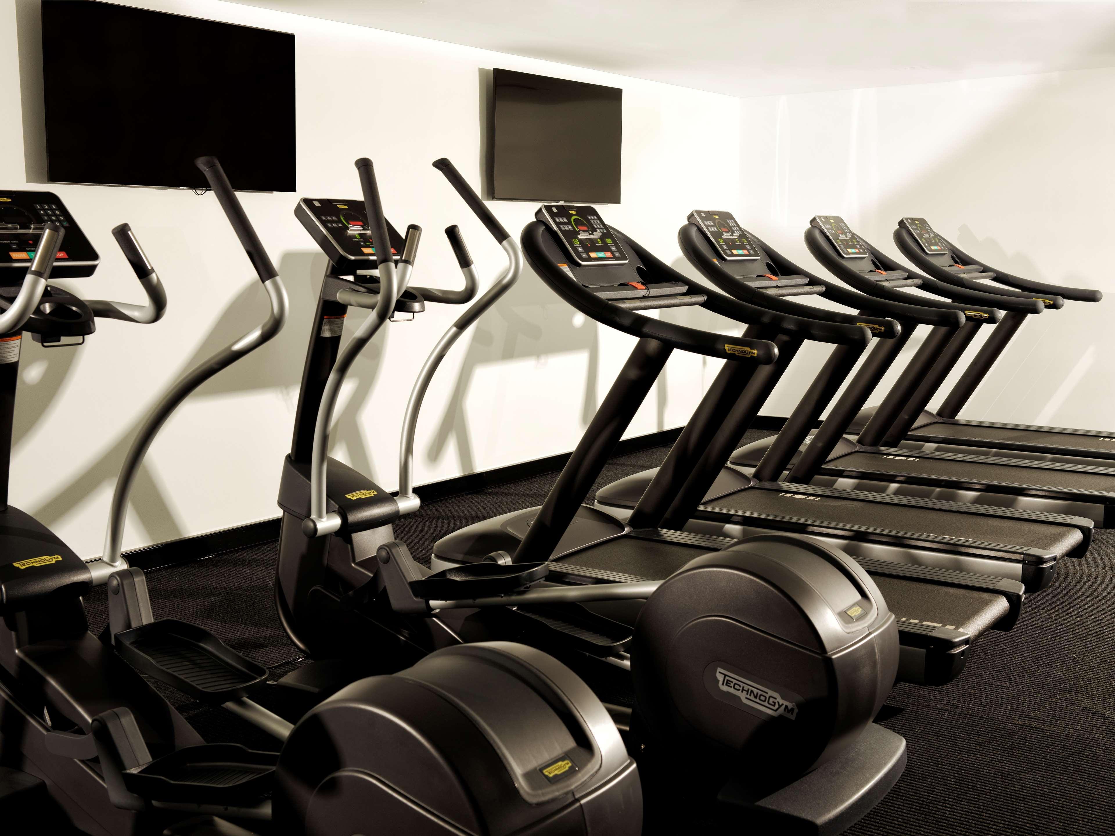 Gimnasio A by Adina Canberra