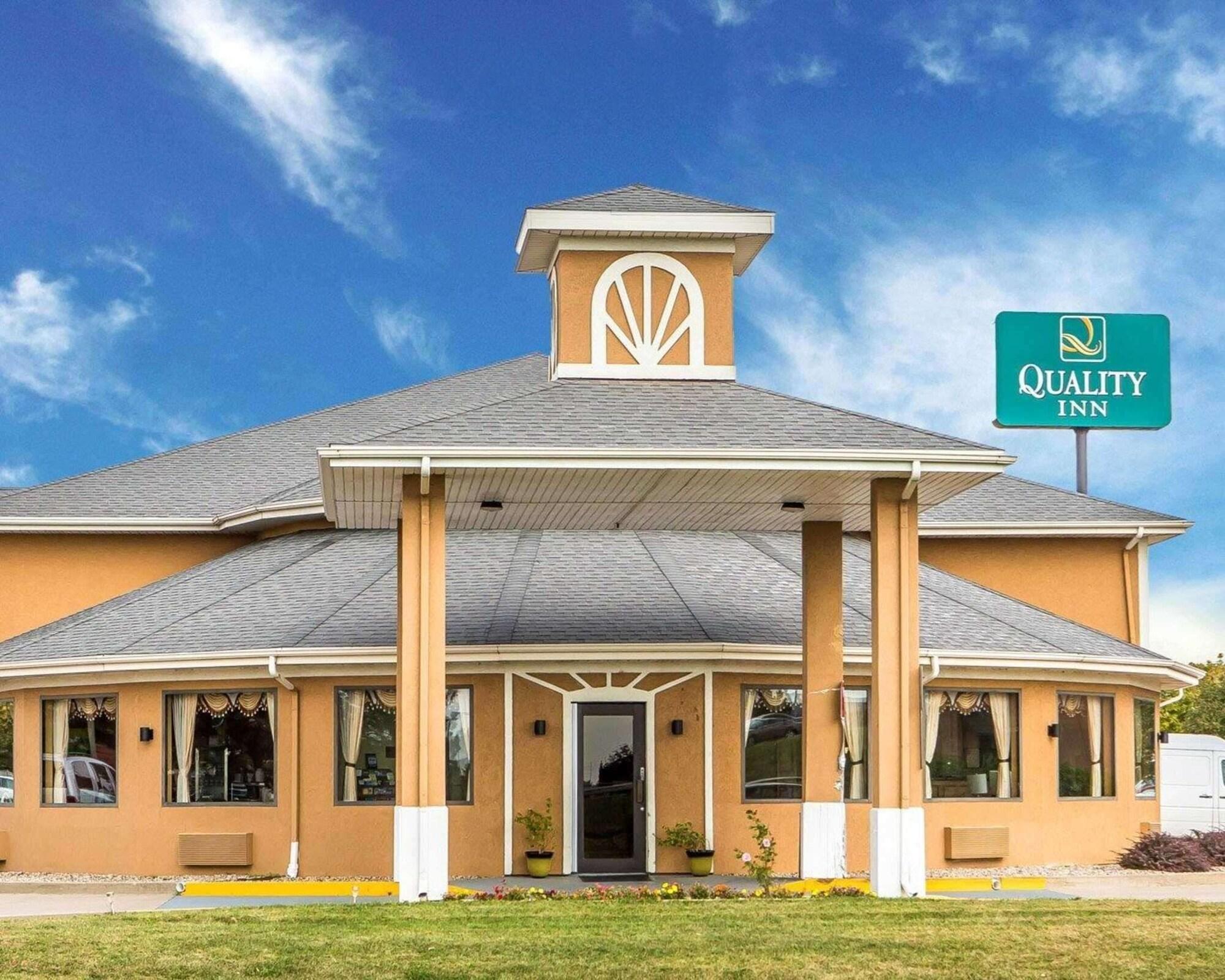 Varios Quality Inn Morton at I-74