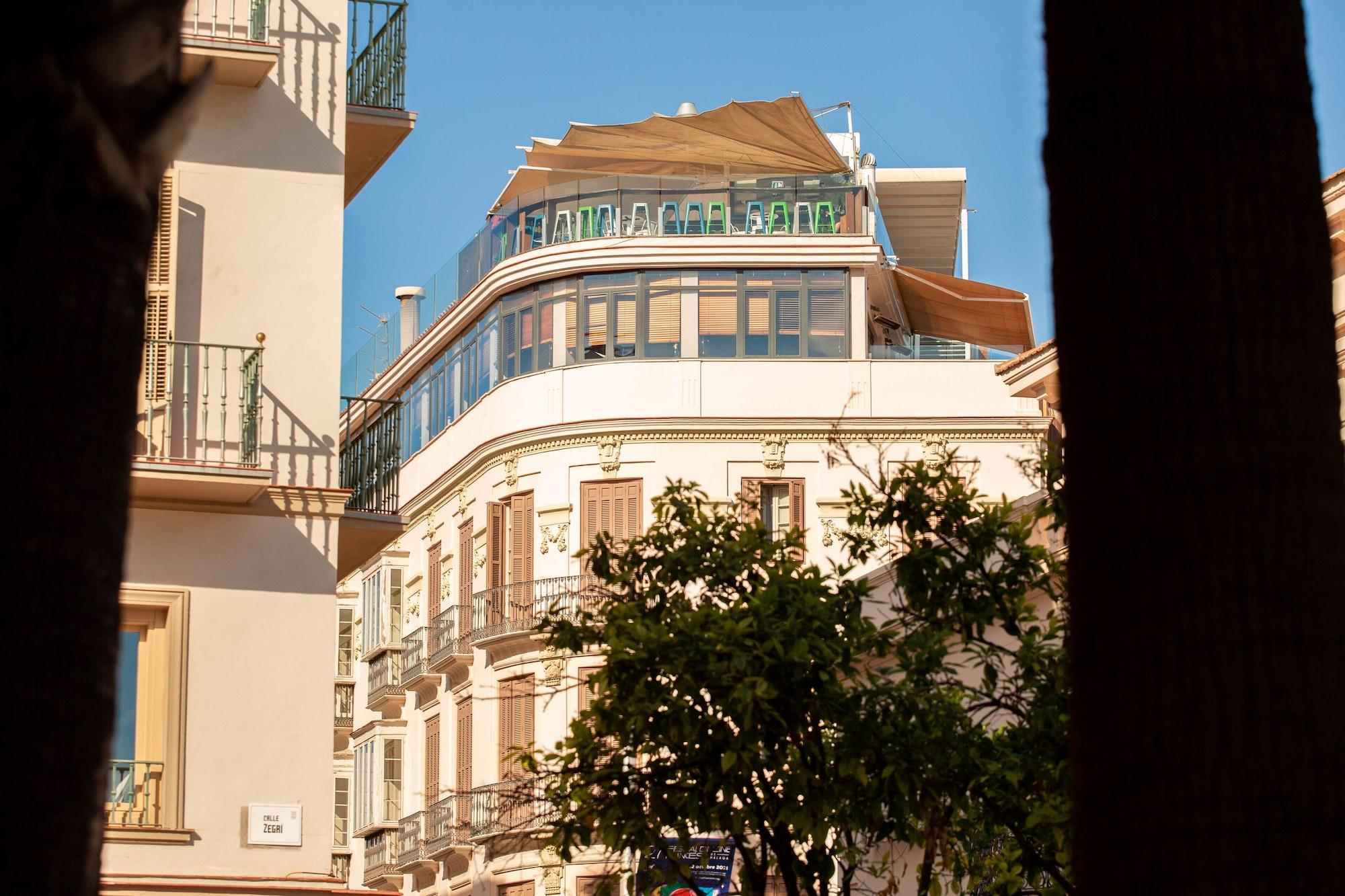 Vista da fachada Alcazaba Premium Hotel