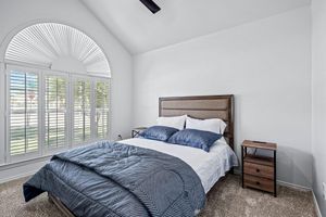 Alquiler Vacacional - Newly remodeled home with attached garage and large yard