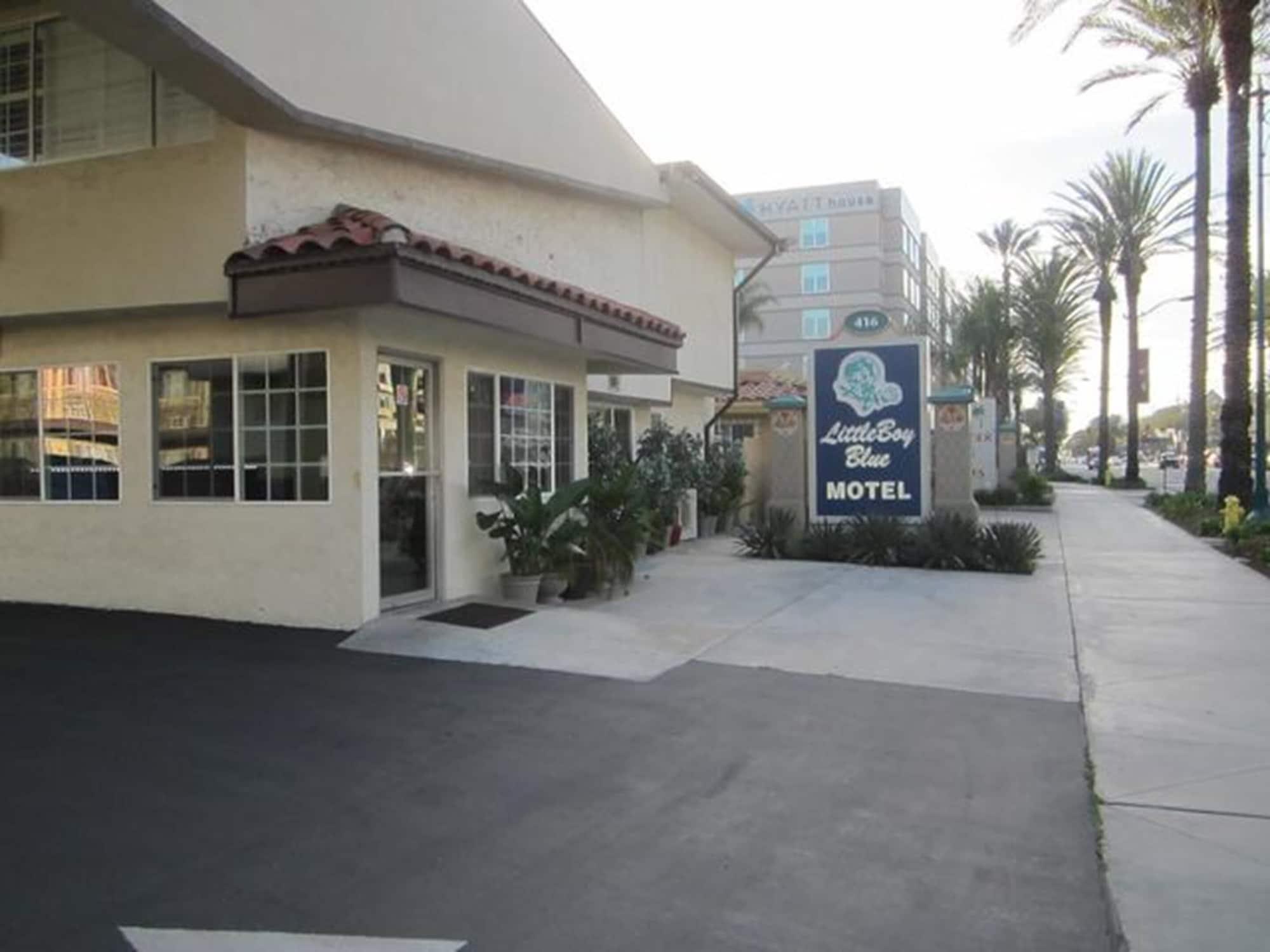 Vista Exterior Little Boy Blue Motel