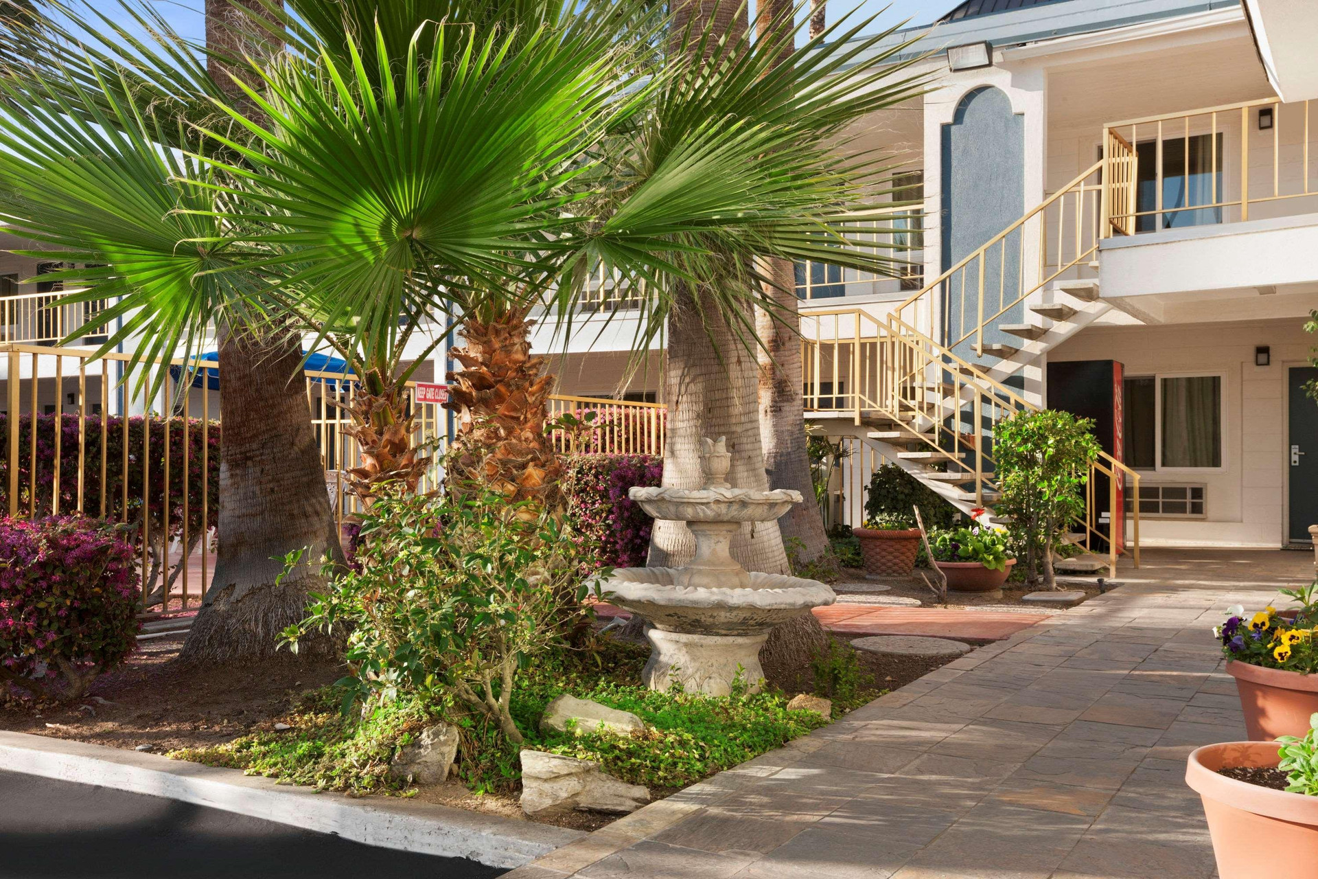 Vista Exterior Travelodge by Wyndham Bakersfield