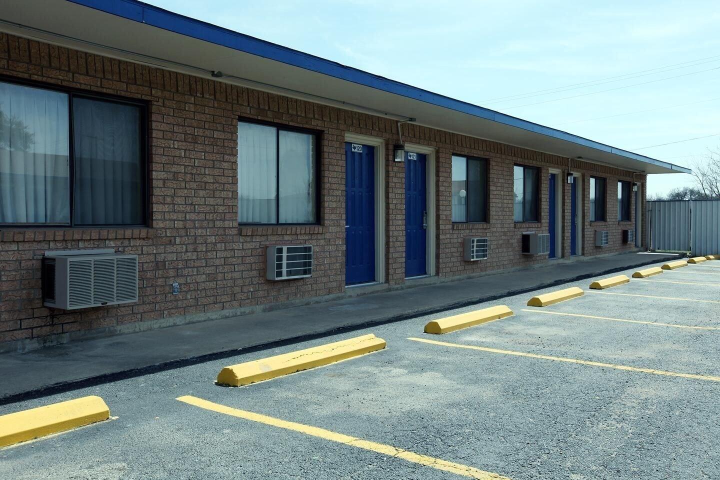 Vista Exterior Americas Best Value Inn Comanche