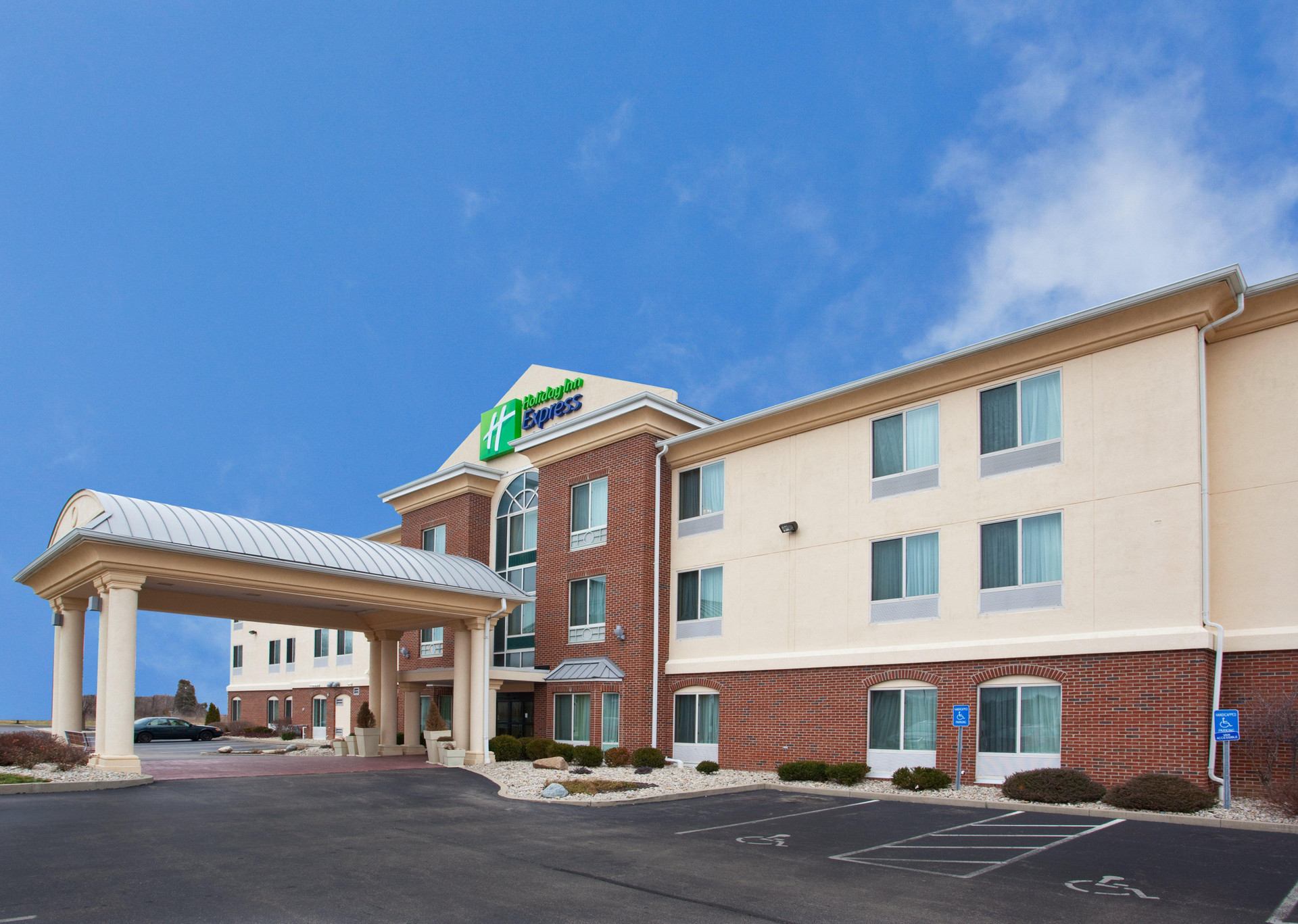 Vista Exterior Holiday Inn Express and Suites Cincinnati Blue Ash