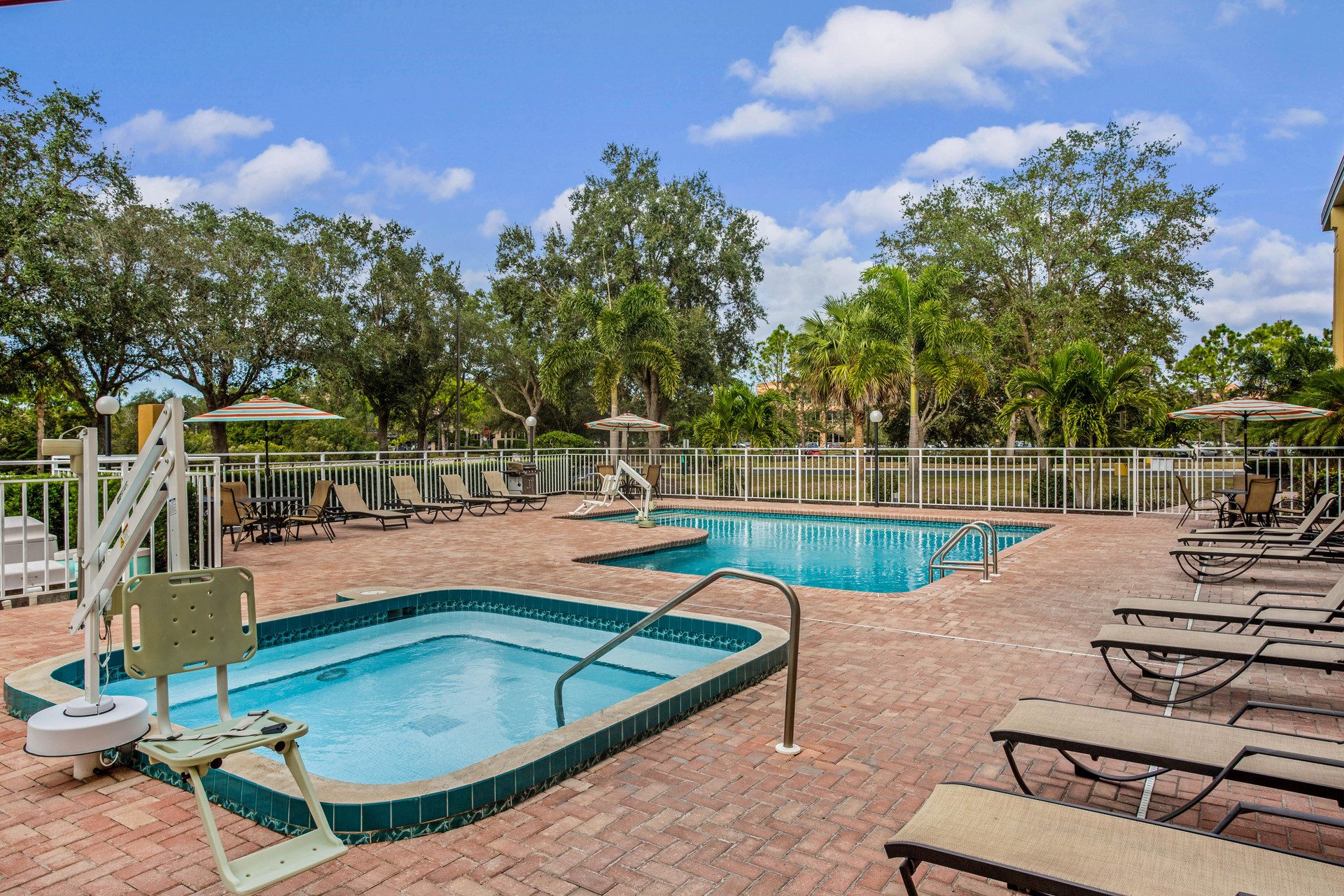 Vista Exterior Comfort Inn & Suites Sarasota I75