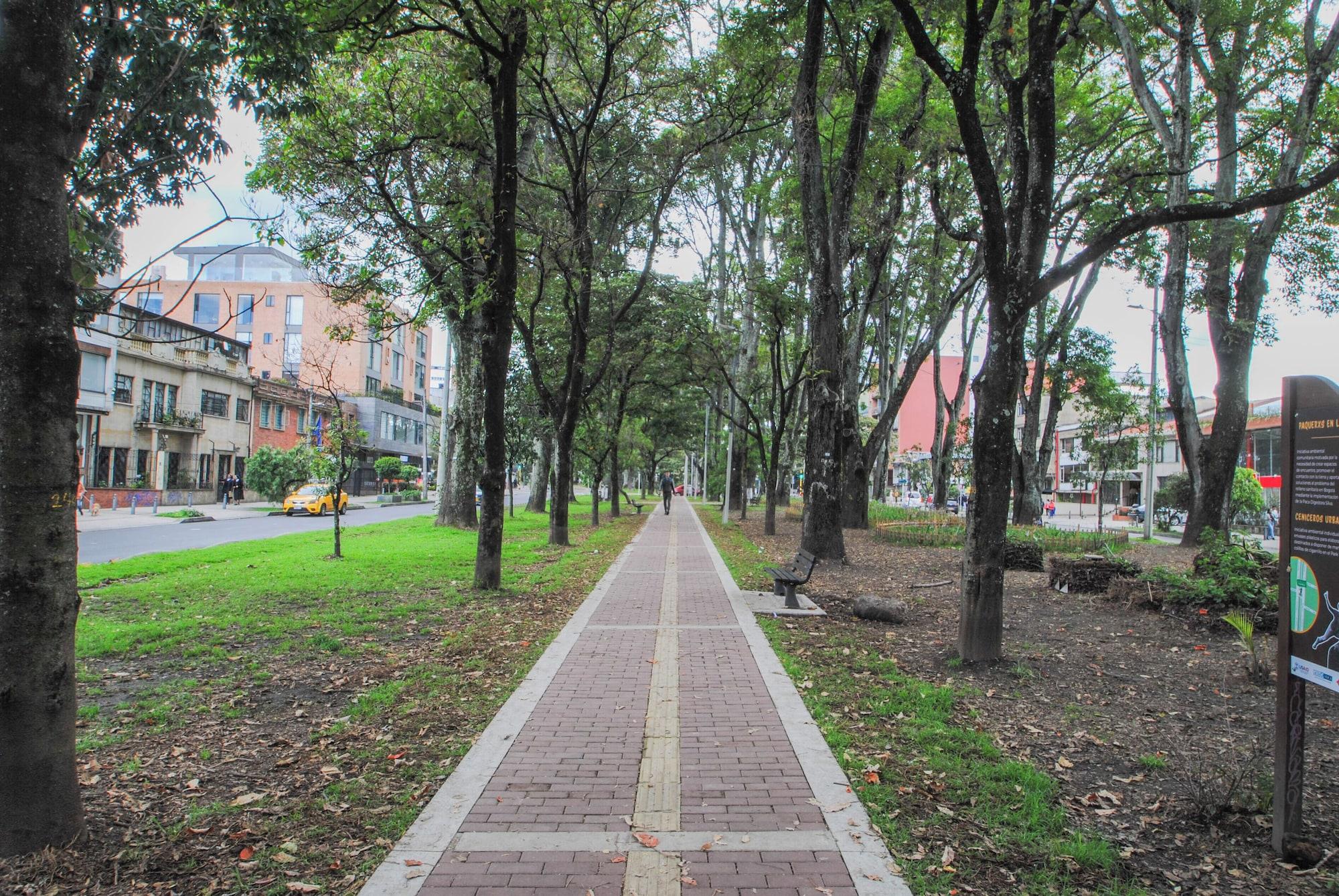 Varios BloomHouse Parkway