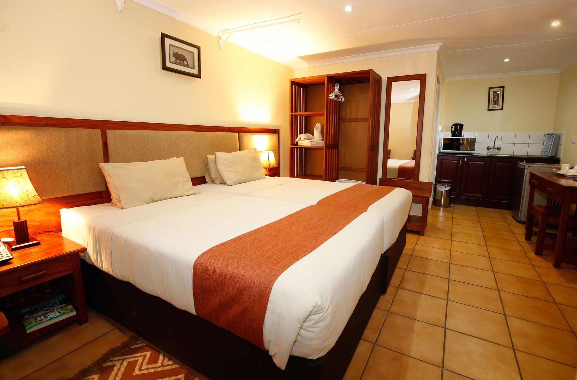 Varios Mokoro Lodge