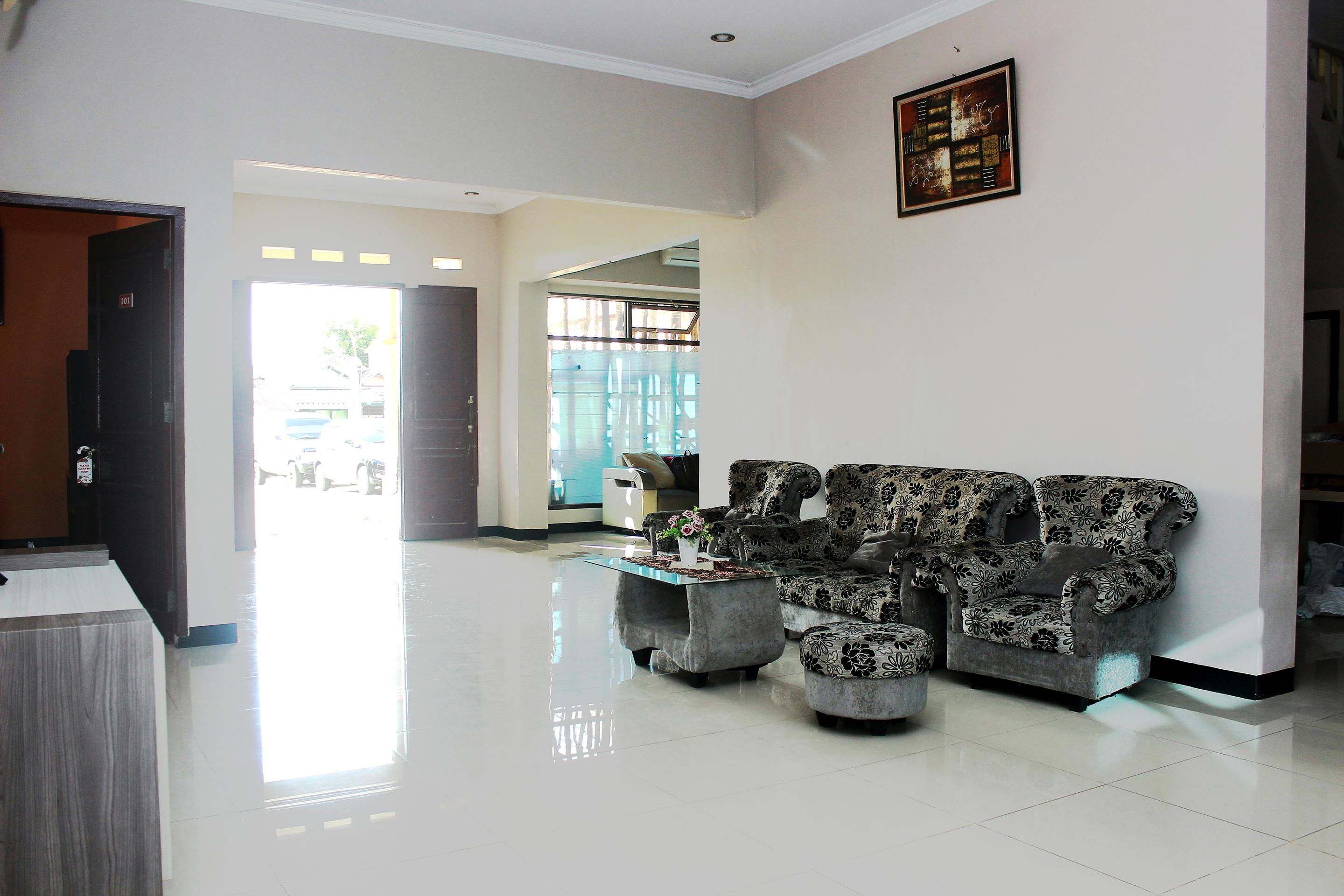 Vista Lobby OYO 783 Grand Mentari Guest House
