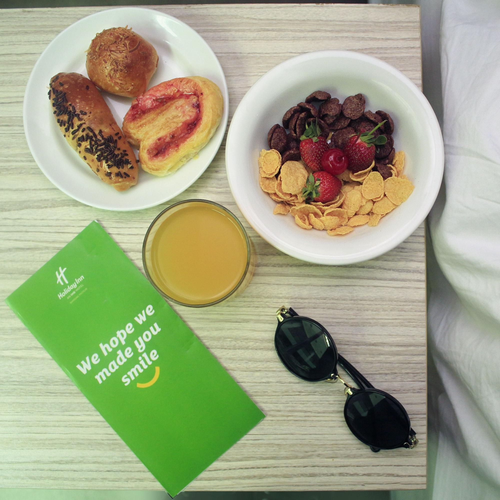 Restaurant Holiday Inn Bandung Pasteur by IHG