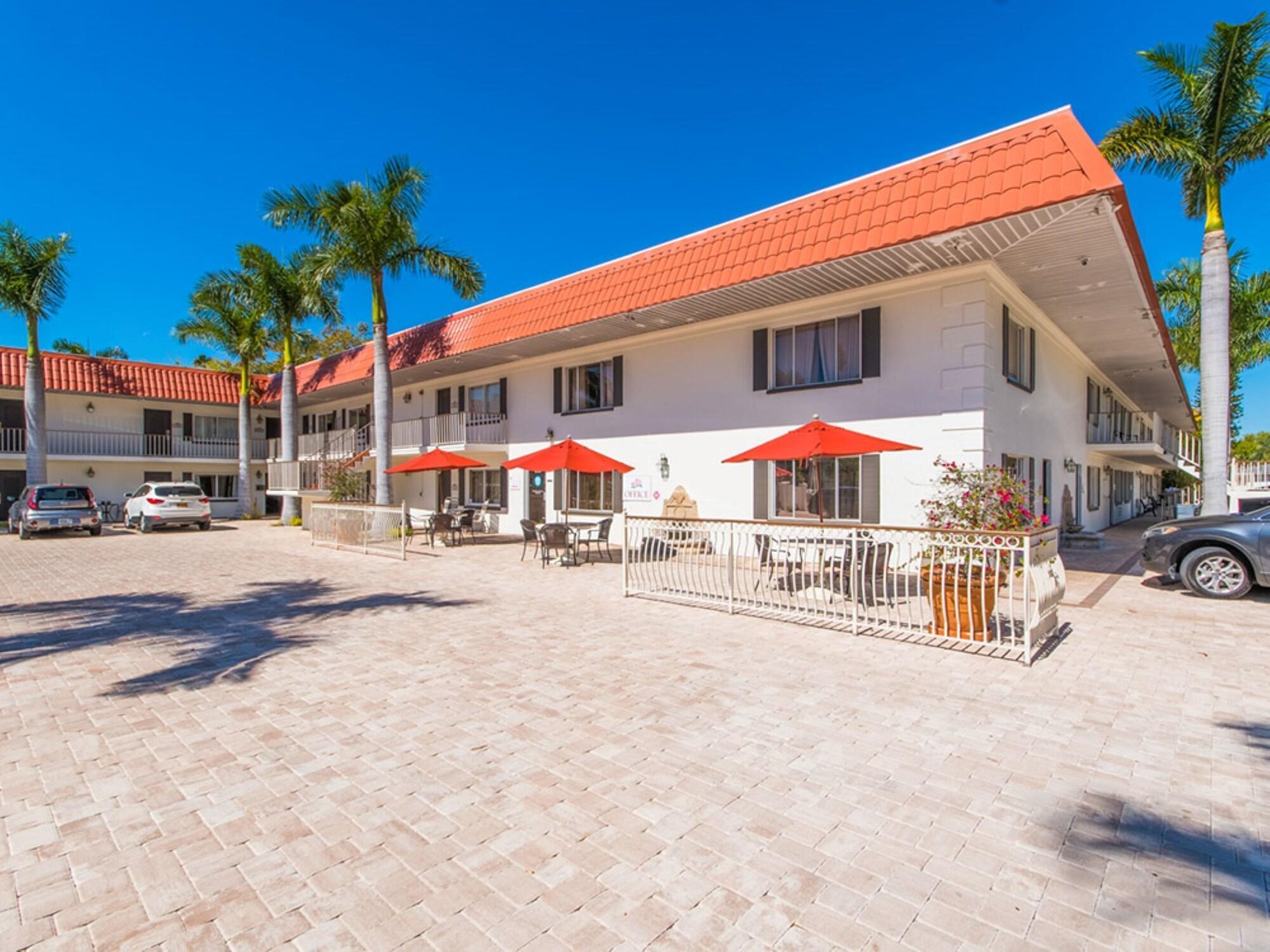 Vista Exterior Hibiscus Suites - Gateway to Siesta Key