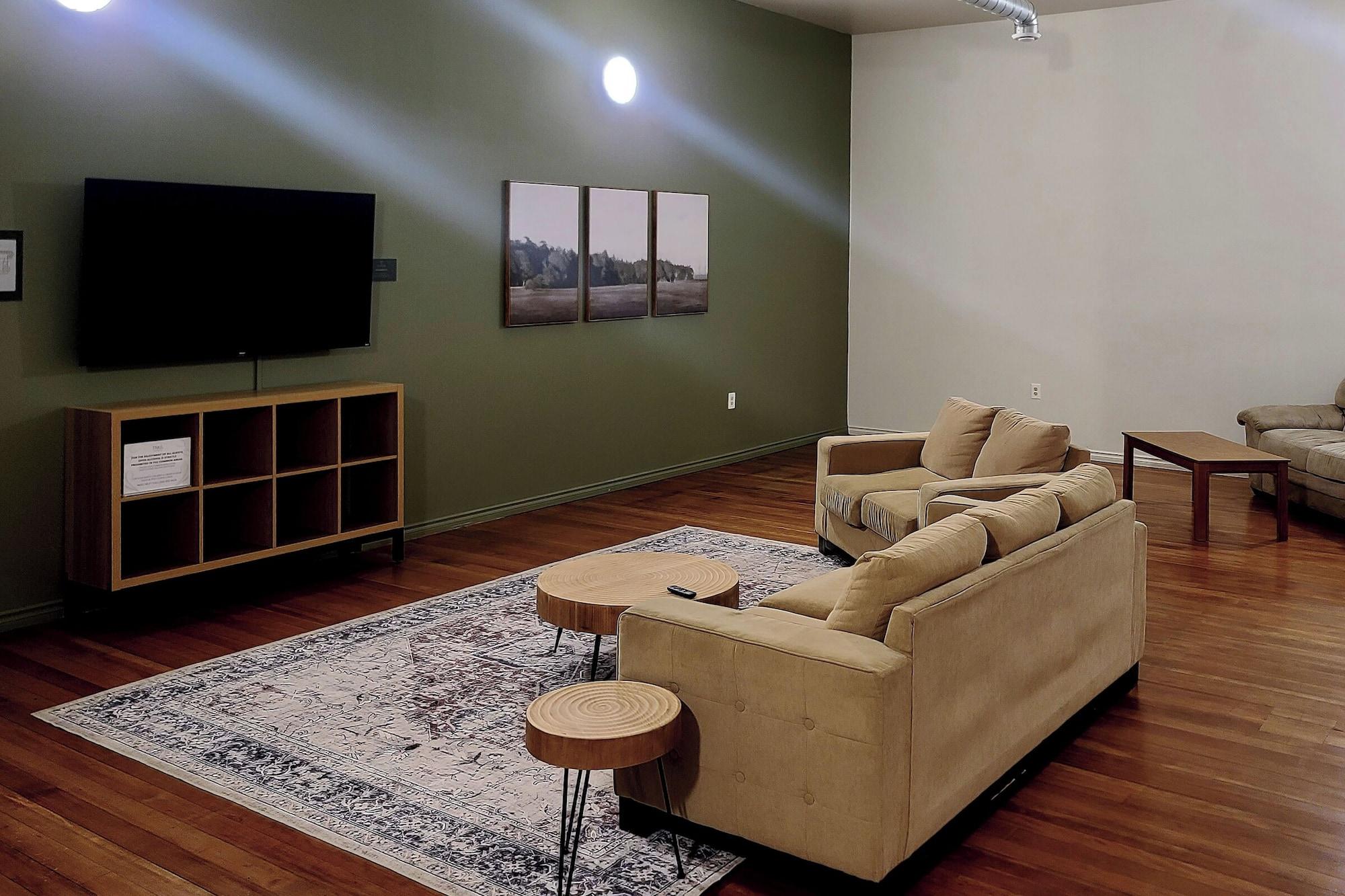 Bar/Salón WorkStay Lodging - Yarbo, SK - Near Esterhazy & Mosaic K1, K2, & K3