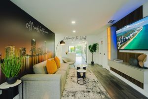 Alquiler Vacacional - The Grand World Mansion / 9 Bedrooms /Game Room/Htd Pool/Mini Golf/BBQ